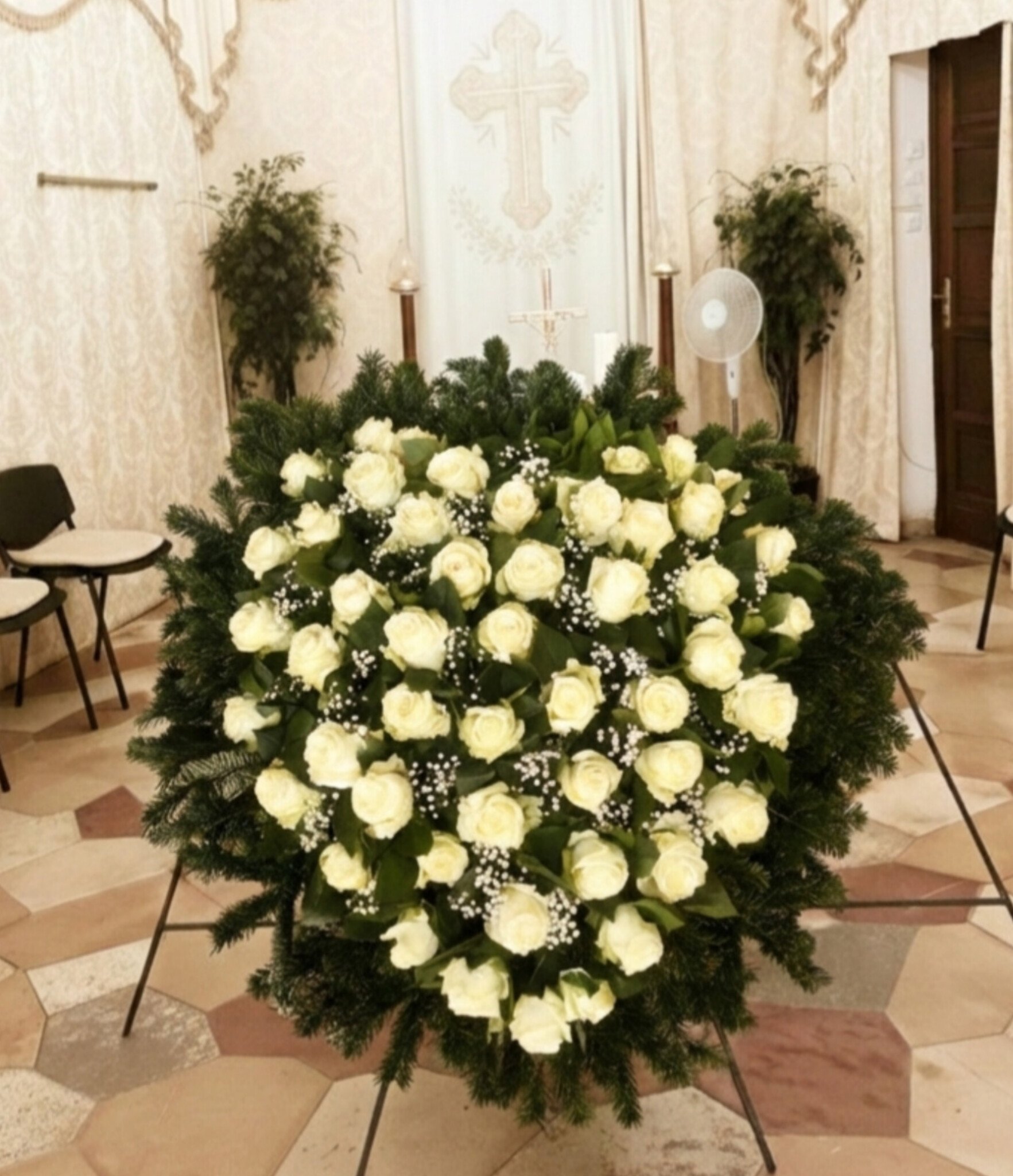 Fehér rózsákból készült szív alakú koszorú a kecskeméti ravatalozóban - egyedi kegyeleti dísz készítése.