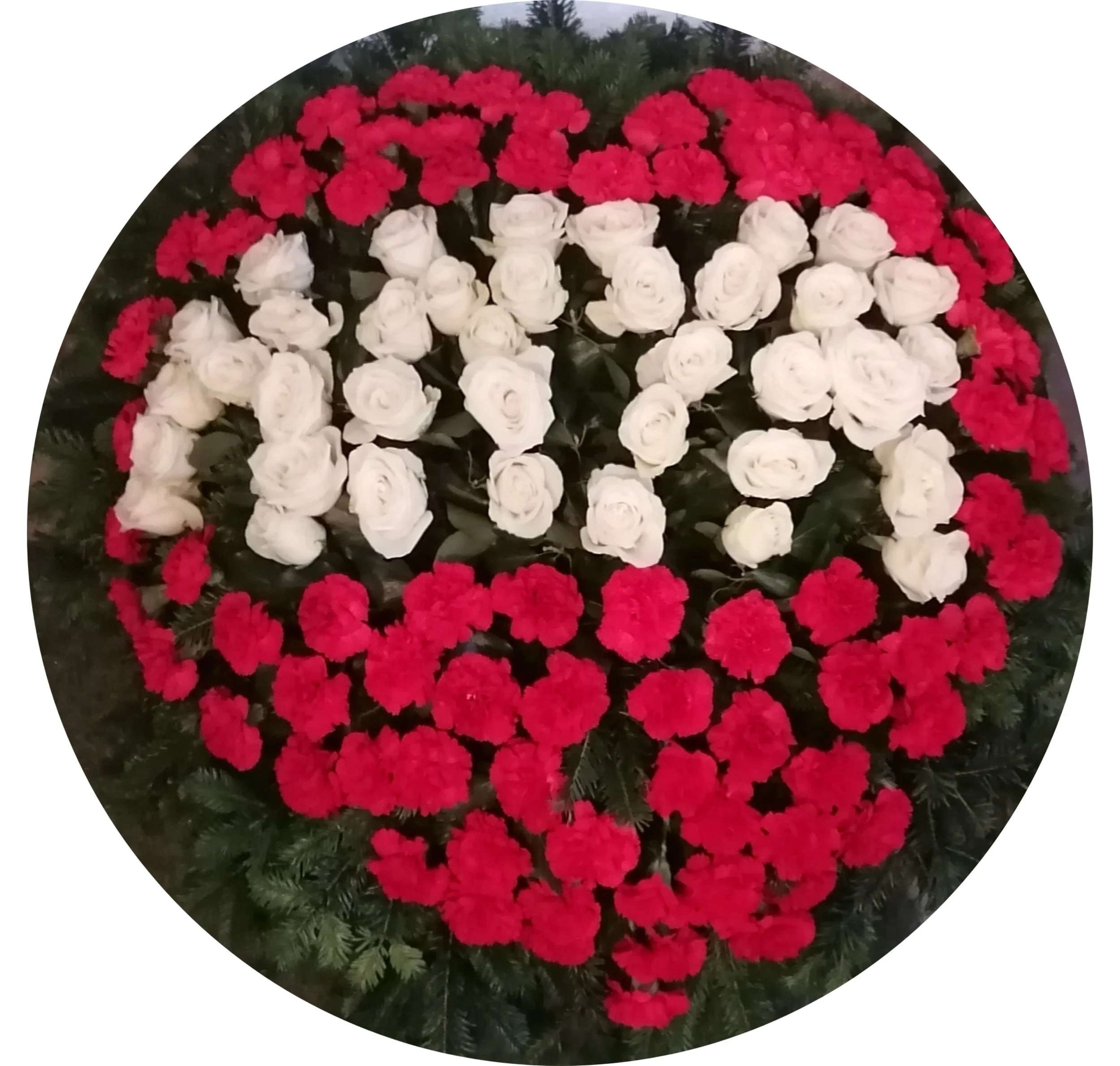 Fehér rózsa, vörös szegfű, fekvő koszorú