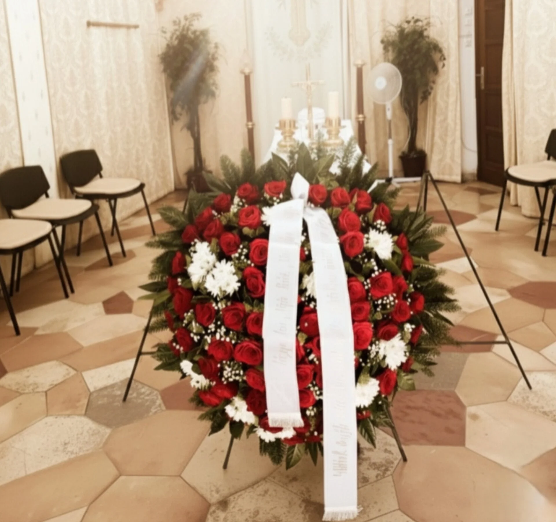 Nagy méretű, prémium kegyeleti koszorú a kecskeméti ravatalozóban - minőségi munka kedvező áron.