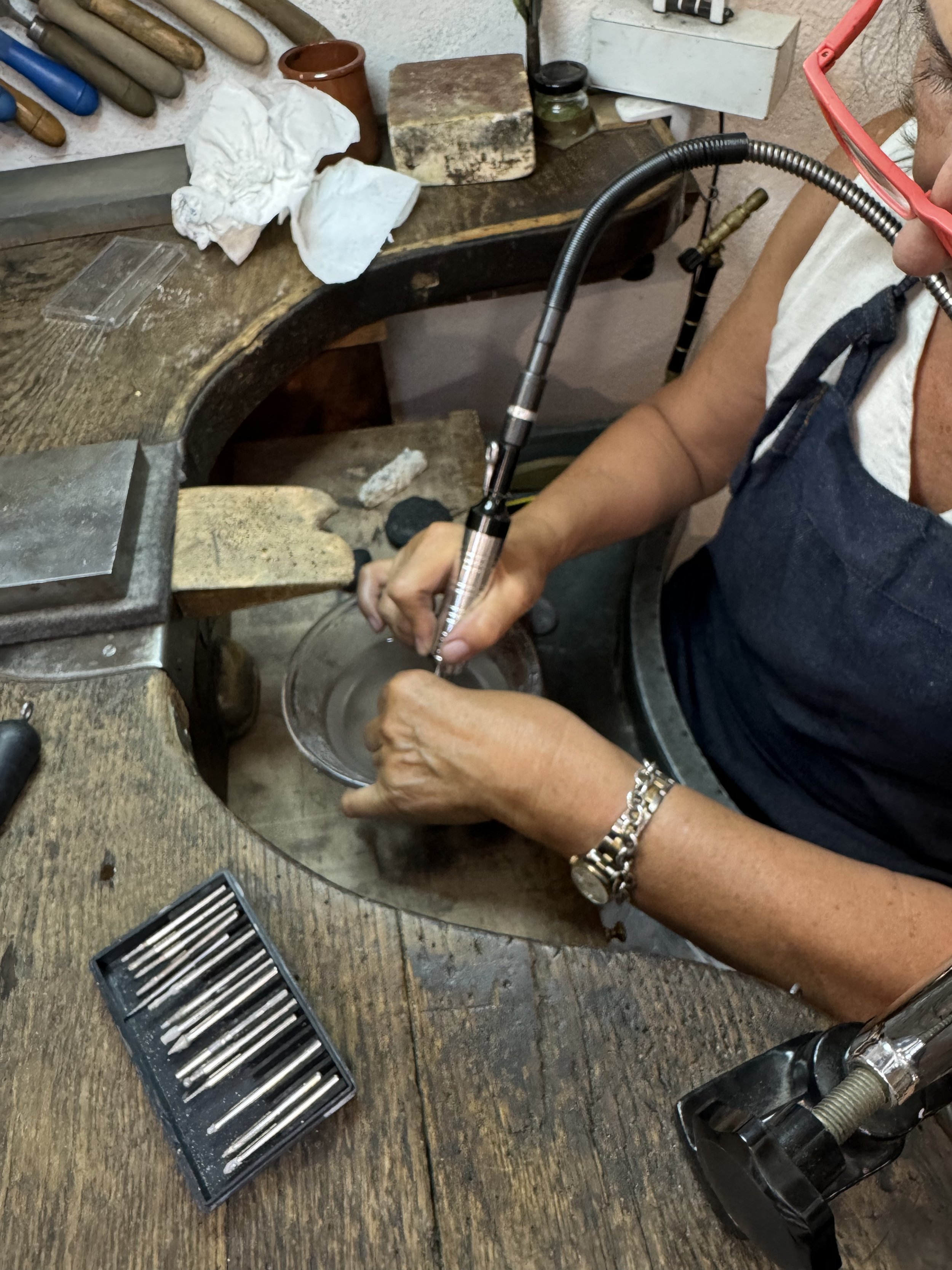 Elena trabajando las piedras