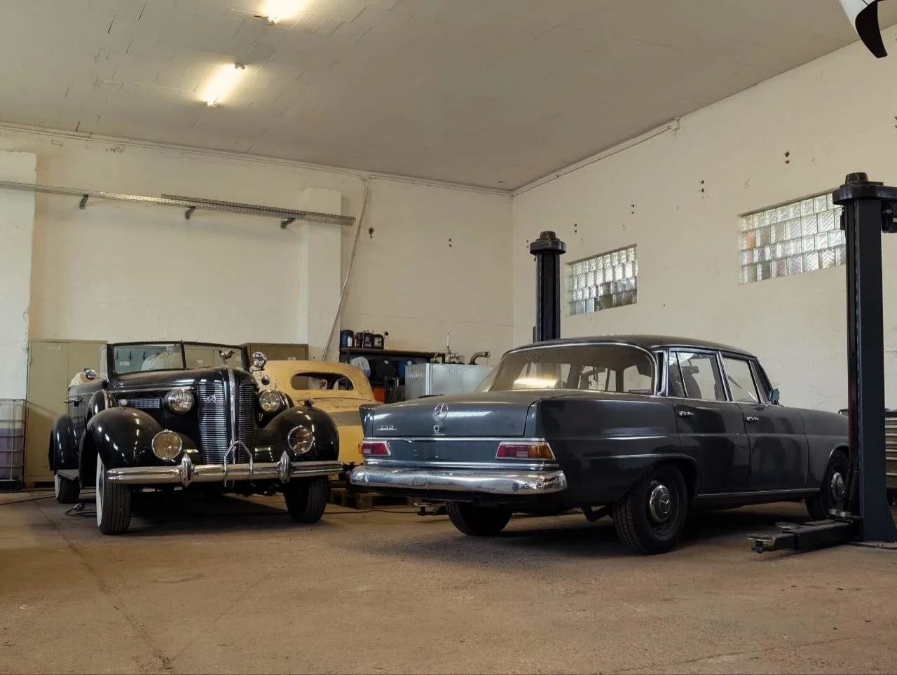 Wir w&uuml;nschen euch einen sch&ouml;nen CARfreitag! 🐰

Buick Roadmaster Series 90 1937
Ford Model 48 3W Coup&eacute; 1935
Mercedes-Benz W110 230S 1967

#buickroadmaster #fordmodel48 #mercedesw110 #authenticmotors #oldtimer