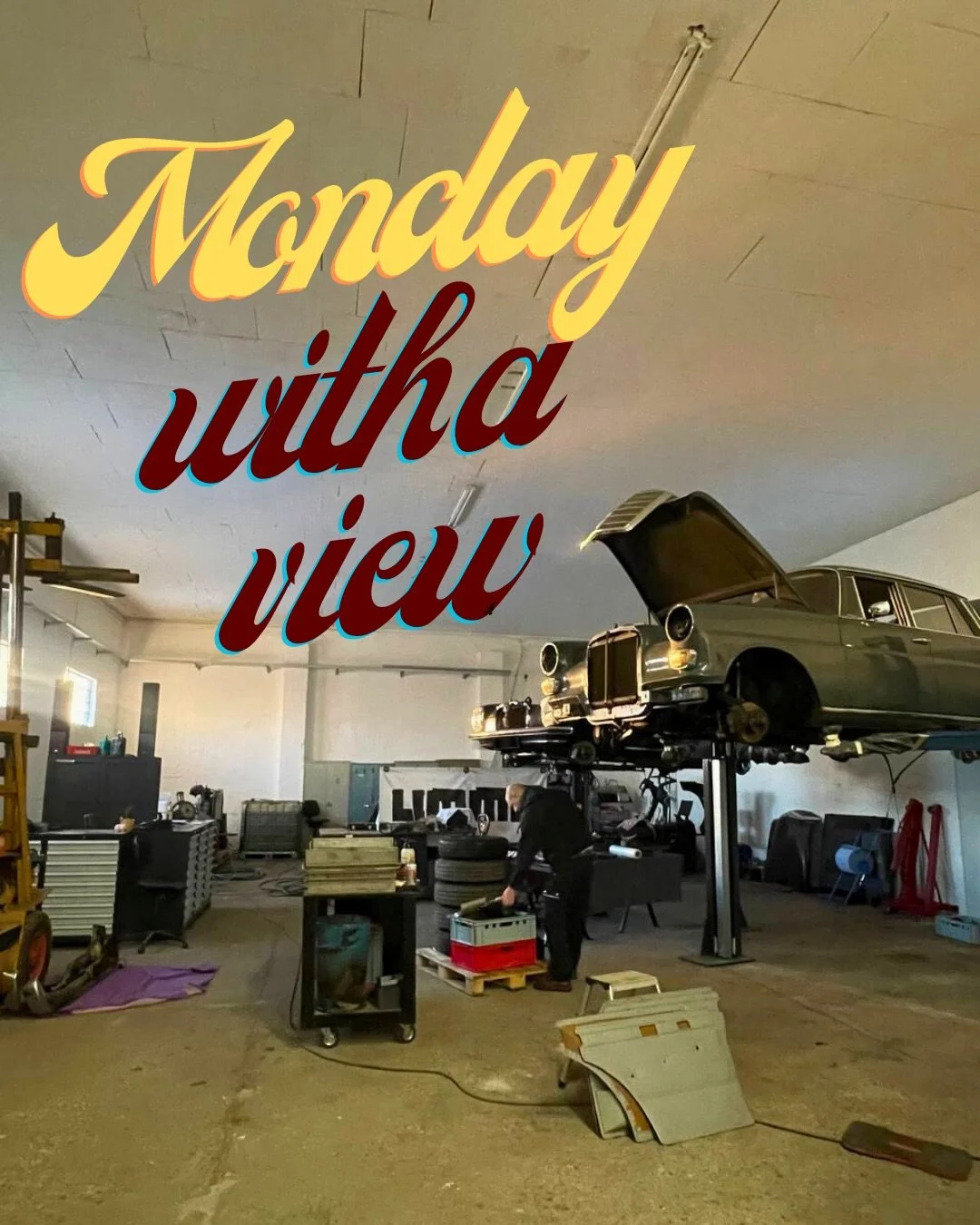 Monday with a view. 🔥 

Und w&auml;hrend wir den Ausblick samt wertvoller Sonnenstrahlen genossen haben, haben wir auch ein klein wenig gearbeitet. ⚒️ 

Links: 
Mercedes Benz W115/8 2l von 1973, mit sagenhaften 53.000km, ungeschweisst und Originalla