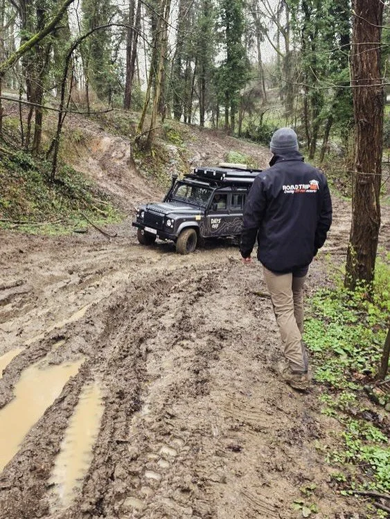 Mr. Grey onder deskundige begeleiding van @roadtripme.be 🛻🤩👌🏻

&mdash;&mdash;

#defender #defender110 #offroad #rooftoptent #theridelife