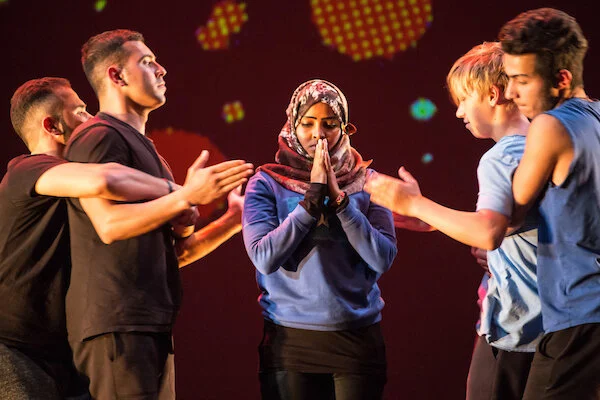 Dancing to connect © Christian Jungeblodt