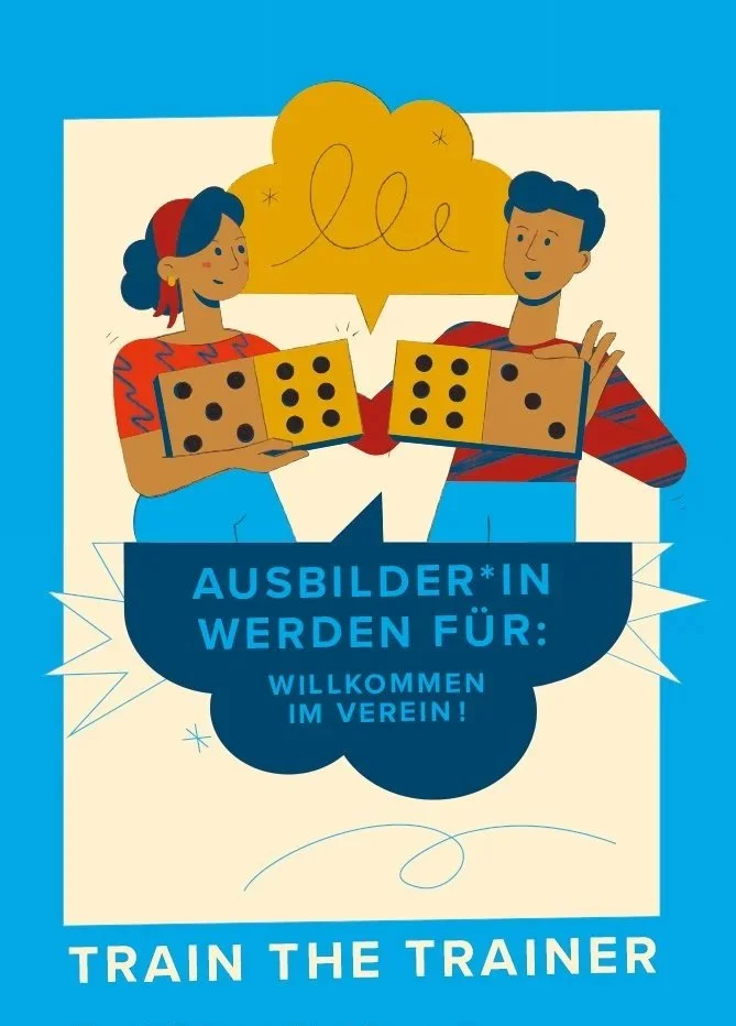 Zwei Menschen halten eine Würfelkarte, der eine mit sechs, der andere mit fünf Punkten, in der Hand, im Hintergrund eine Sprechblase mit einer Linie und Schleifen. Das Bild ist ein Plakat mit deutschem Text, der sagt: "Ausbilder*in werden für: Willkommen im Verein! Train the Trainer."