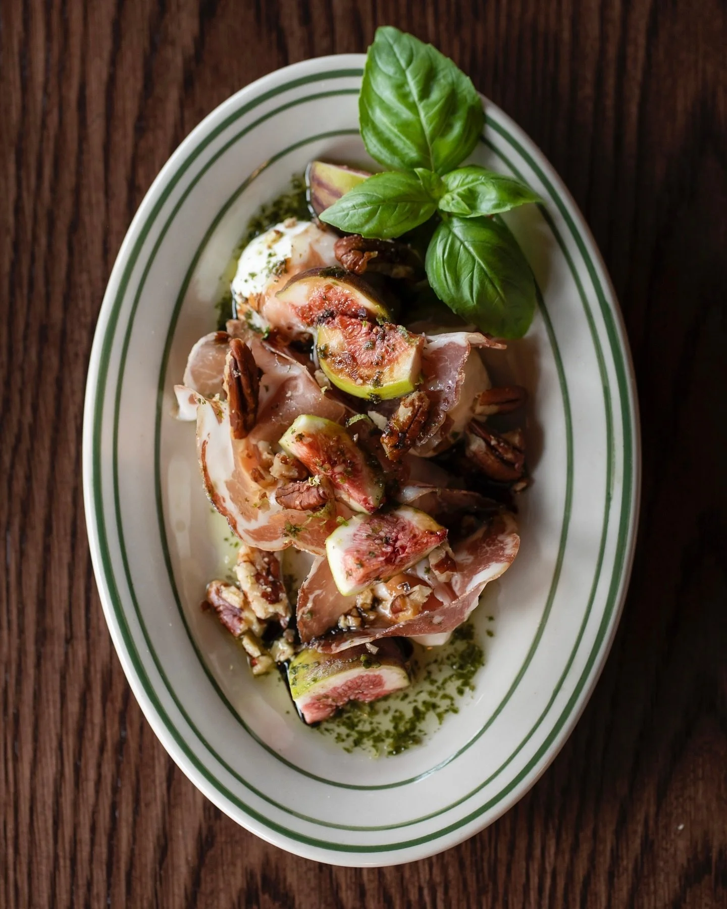 FICO CON COPPA!😋
Dit is een van onze vele lekkere voorgerechten: Verse vijgen, romige ricotta, coppa di parma, pecannoten met balsamico. Met wie kom jij deze delen dit weekend?🔥