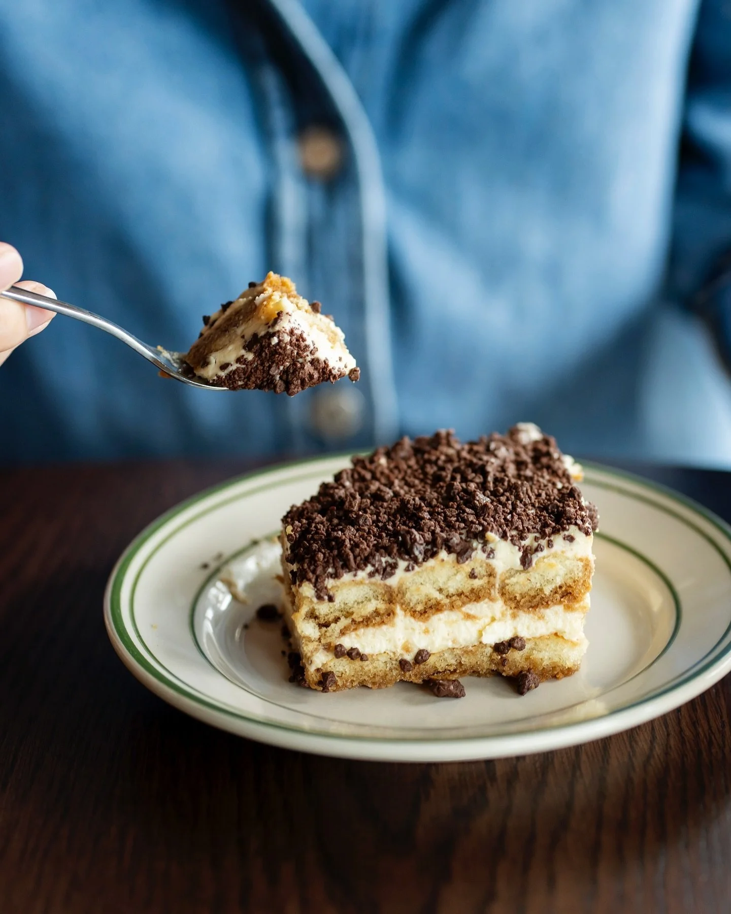 Maak kennis met onze tiramisu, om je diner mee af te sluiten en jezelf gewoon even extra te verwennen. Kom langs en proef zelf waarom dit de favoriet is van onze gasten! 👌🏽