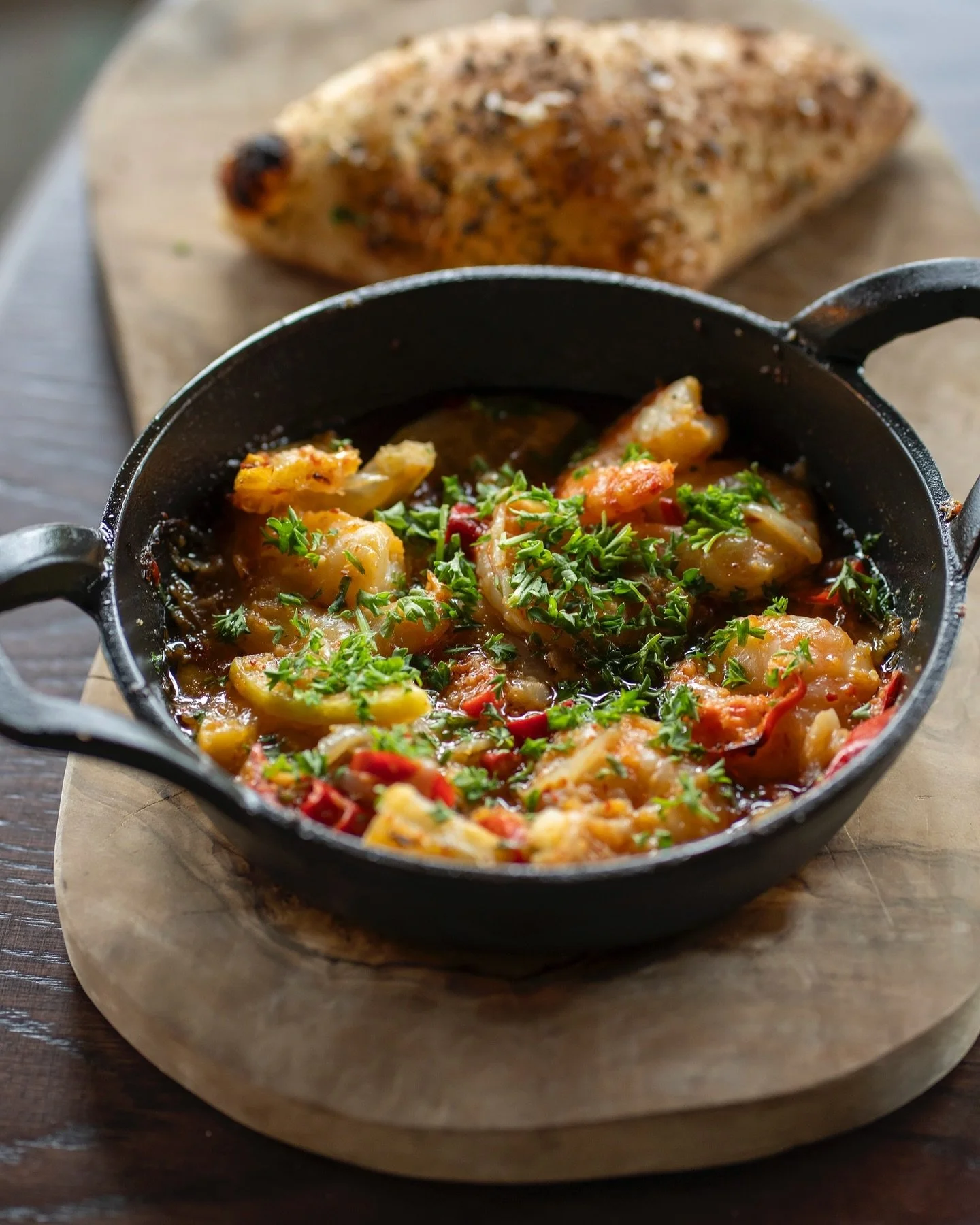 🔥🍤GAMBERONI AL FORNO🍋&zwj;🟩🔥

De gamba&rsquo;s uit onze steenoven zijn simpelweg onweerstaanbaar, bereid met knoflook, rode peper en limoen voor de perfecte smaak. 🌶️ Heb je al trek? Kom ze dit weekend gezellig proeven!
