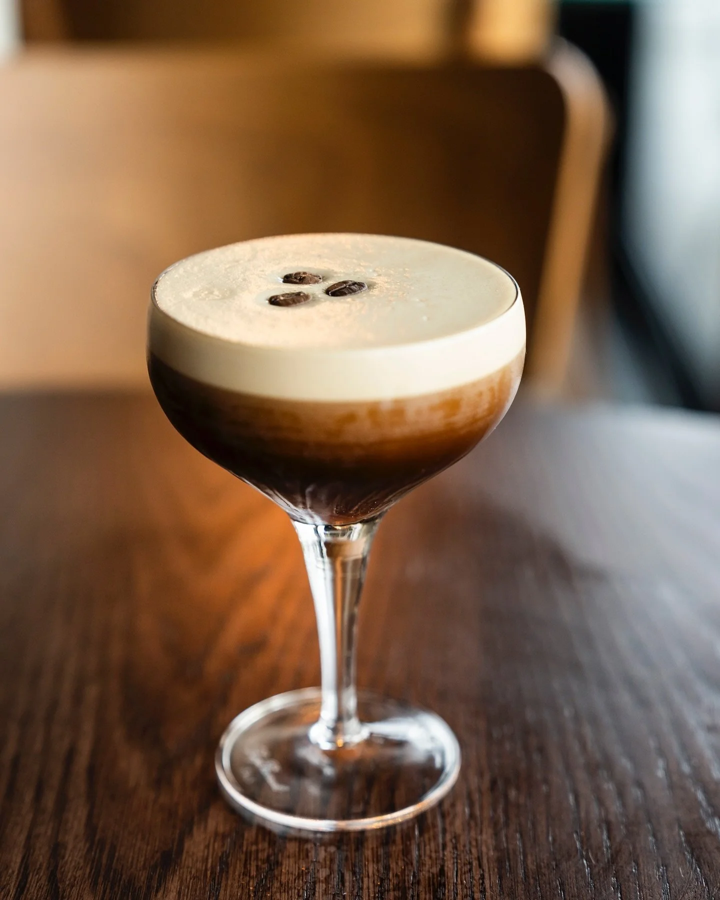 We hoeven hier eigenlijk niks te zeggen... Dit beeld zegt alles: de perfecte Espresso Martini wacht op je. Het is vrijdag, kom hem maar halen! ☕🍸