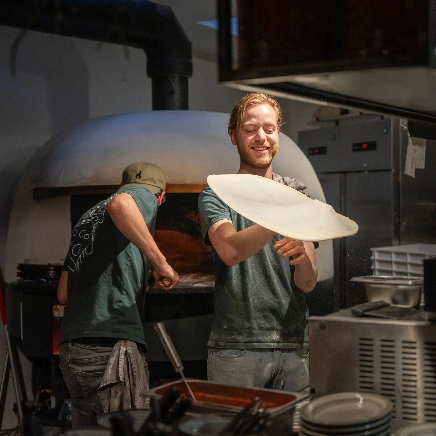 Deze leuke vent hier is Gijs &ndash; een van de mensen die ervoor zorgt dat jouw pizza altijd perfect op tafel komt. 🍕🔥 Bij ons draait het niet alleen om goede gerechten, maar ook om een geweldig team dat elke dag met passie en plezier werkt. 

Dan