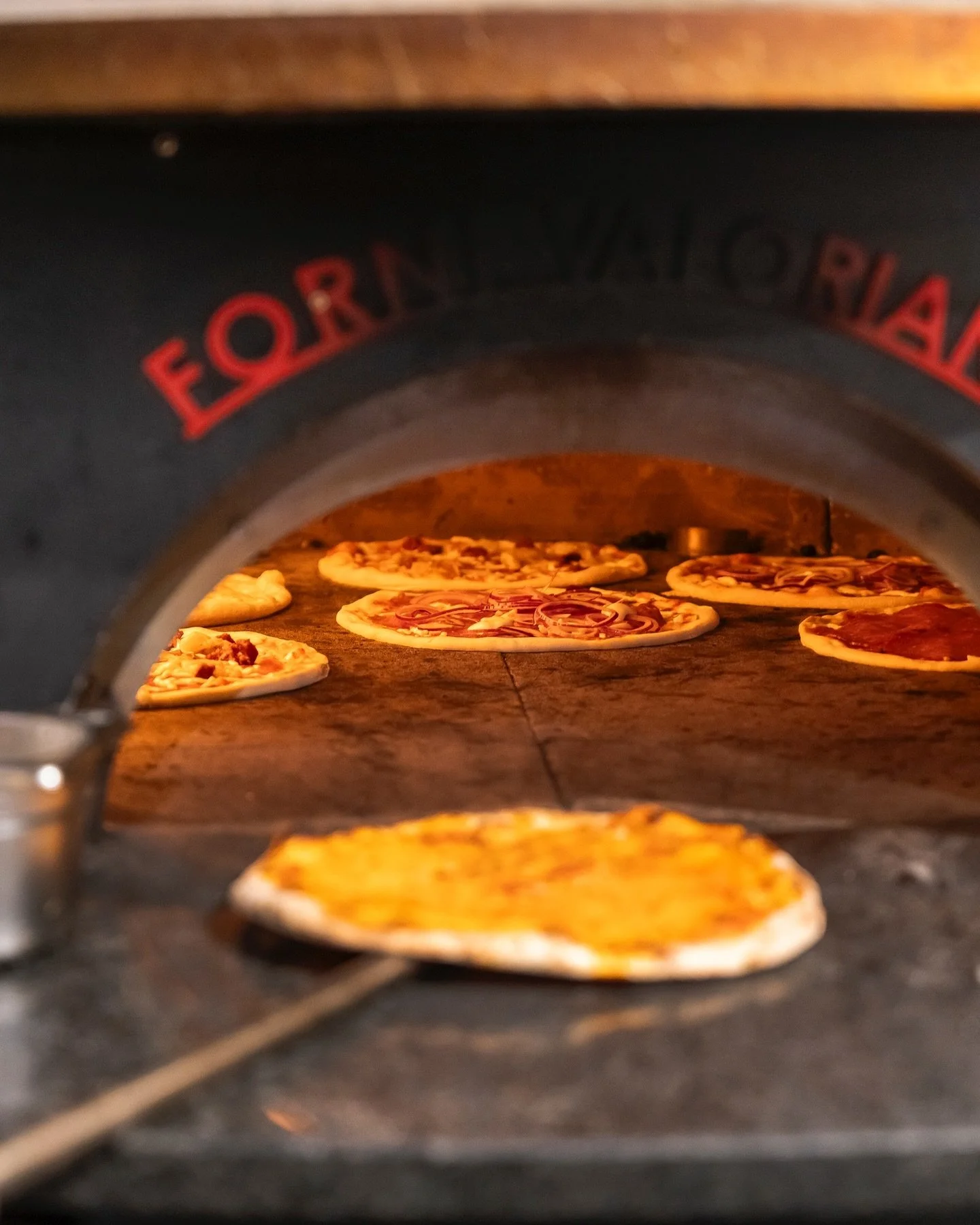 Onze authentieke Forno Valoriani oven gloeit, de verse ingredi&euml;nten liggen klaar, en wij zijn helemaal voorbereid op een gezellig weekend. Wij staan voor je klaar. Tot snel! 🍕🔥
