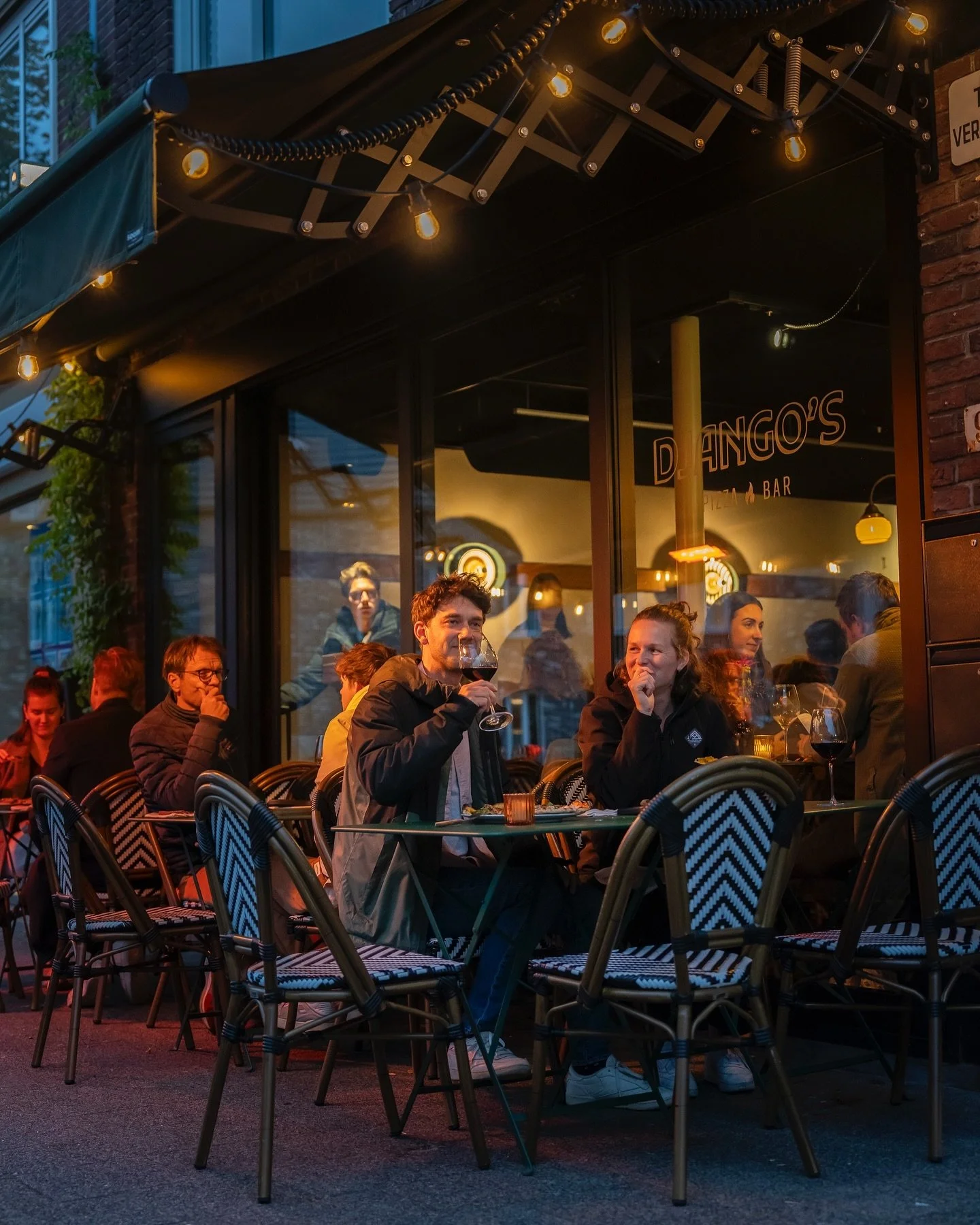 Ook tijdens GLOW staat ons gezellige verwarmde terras voor je klaar, de perfecte plek om even op te warmen en een hapje te eten. Wij zijn 7 dagen per week open, dus plan je avond en maak je GLOW-bezoek compleet bij Django&rsquo;s. Tot snel! 🍕🔥