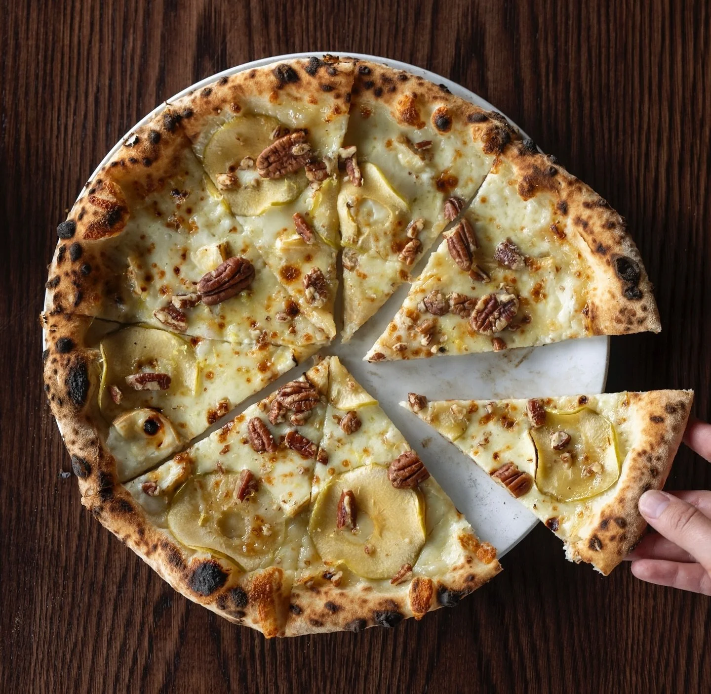 🍕PIZZA TALEGGIO🍕
De smaak van de herfst op je bord! 🍂🍁Een pizza met fior di latte, romige taleggio, appel, pecannoten en honing. 🍎 

Kom gezellig langs en warm op met deze zoet-hartige favoriet van ons. 🔥
