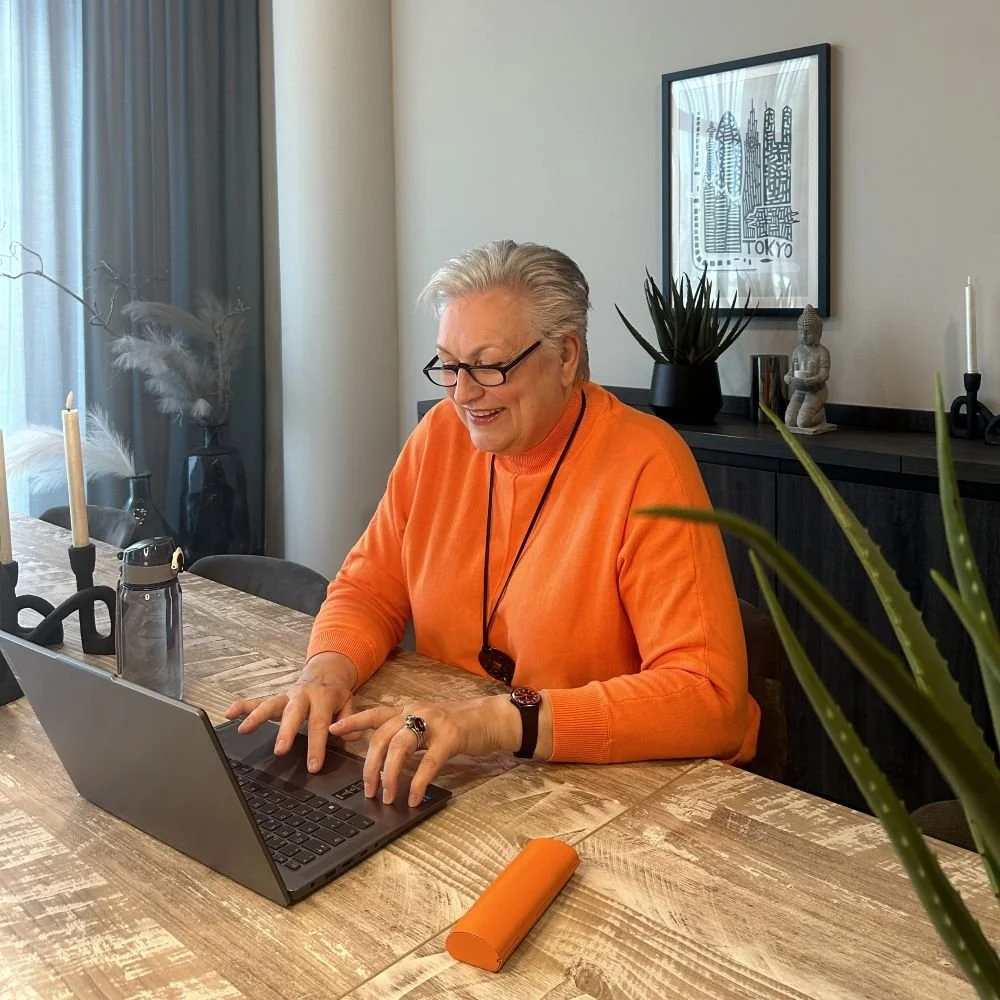 Uta sitzt vor dem Laptop und interagiert mit den Teilnehmenden einer Online-Session