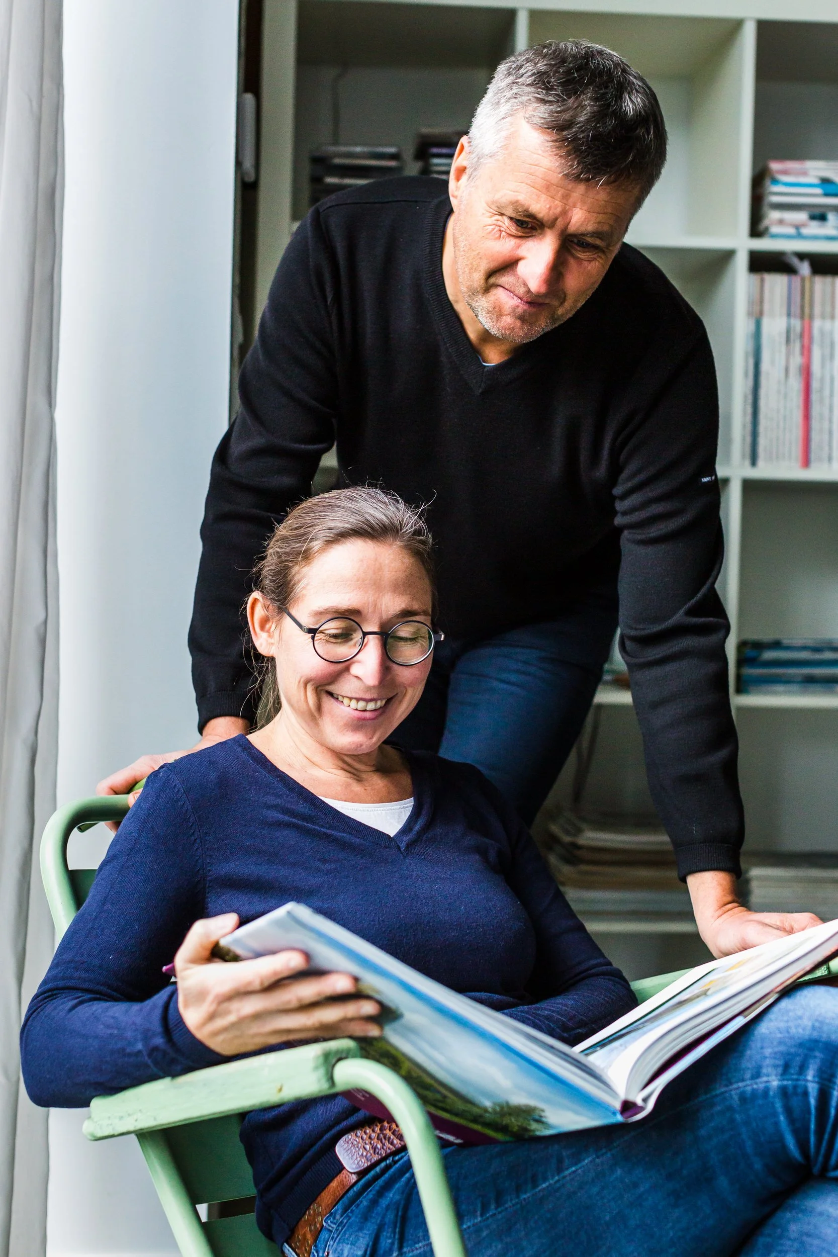 Cécile et Pascal Callarec consultant un ouvrage sur le jardin dans leur bureau d'étude paysager en Bretagne.