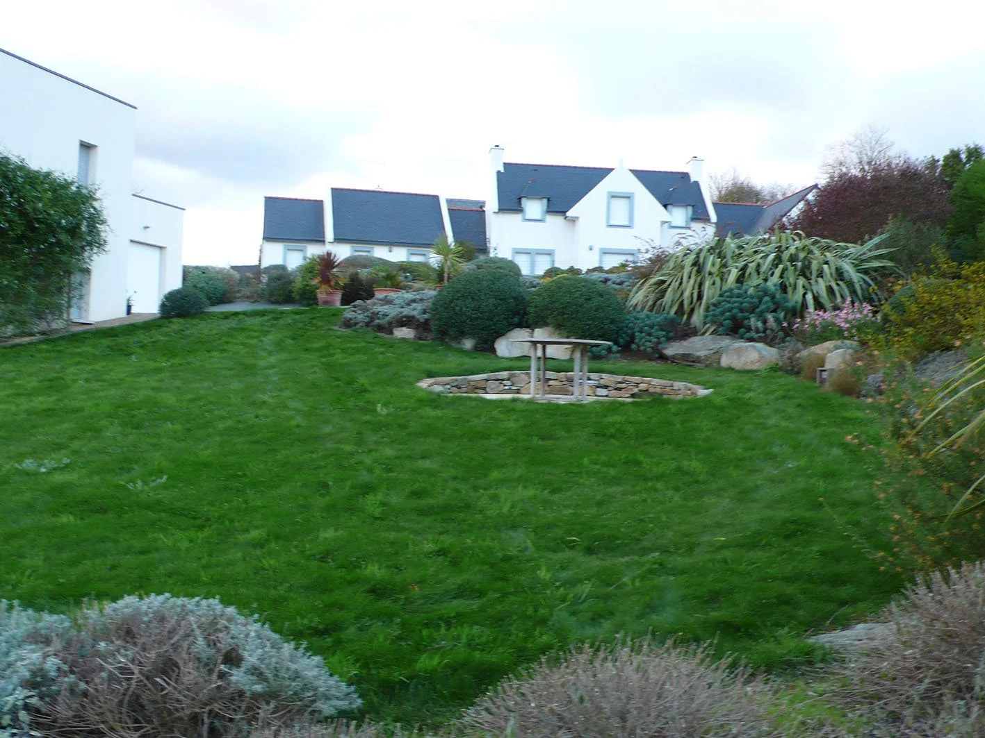 Jardin mal aménagé avec voisinage