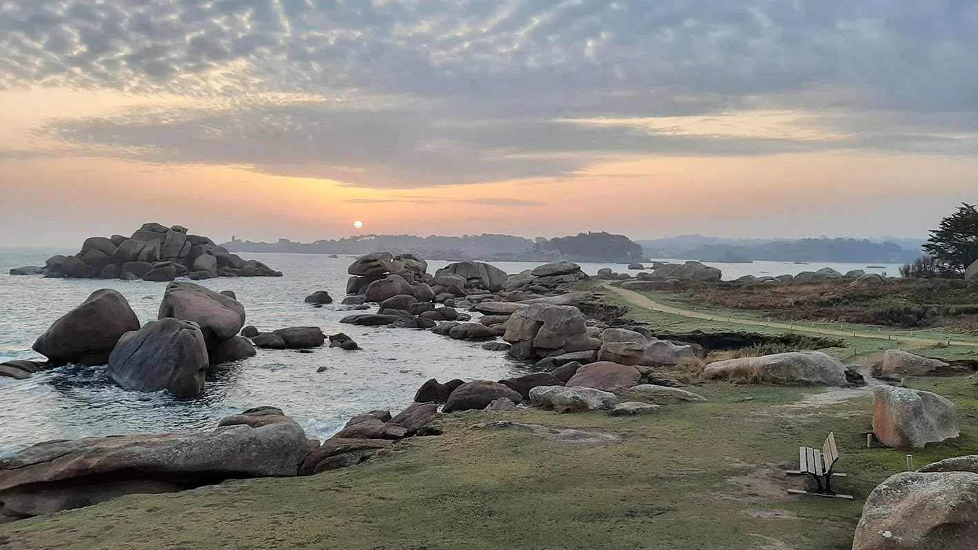 Lever de soleil sur la Côte de Granit Rose,  chemin le long de la mer