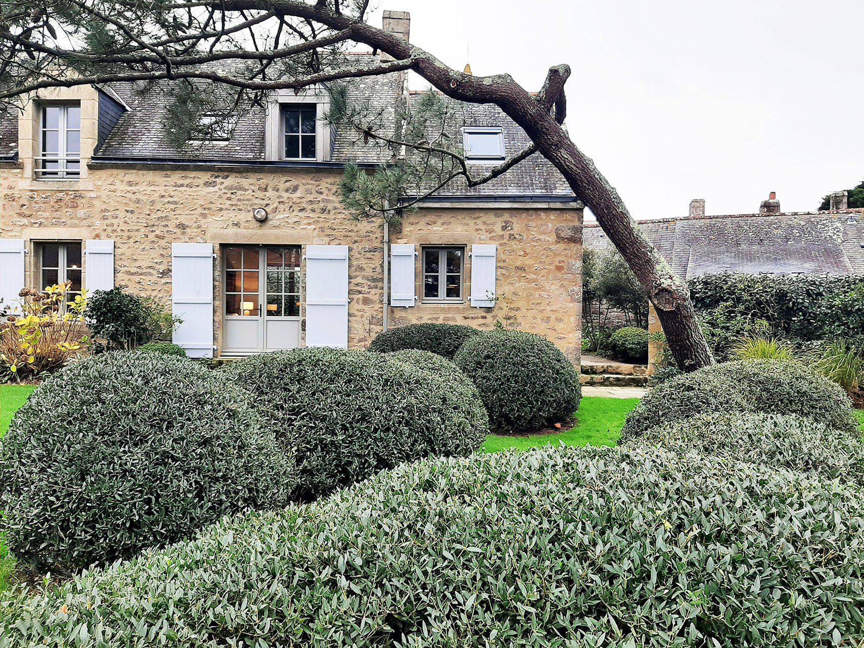 Petit jardin paysager près de Carnac avec plantations souples et ambiance végétale autour de la maison
