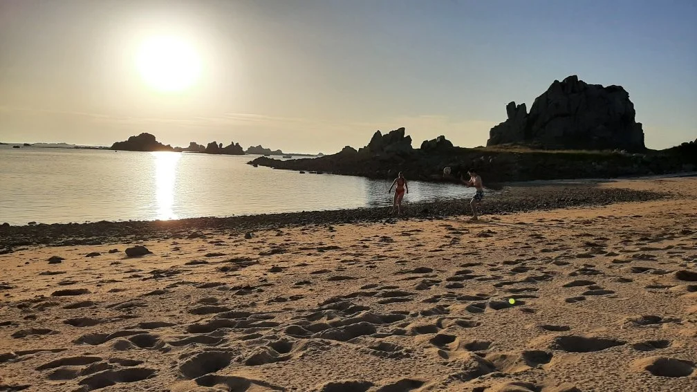 Paysage littoral au coucher du soleil à Plougrescant en Bretagne, source d'inspiration pour la conception de jardins de bord de mer