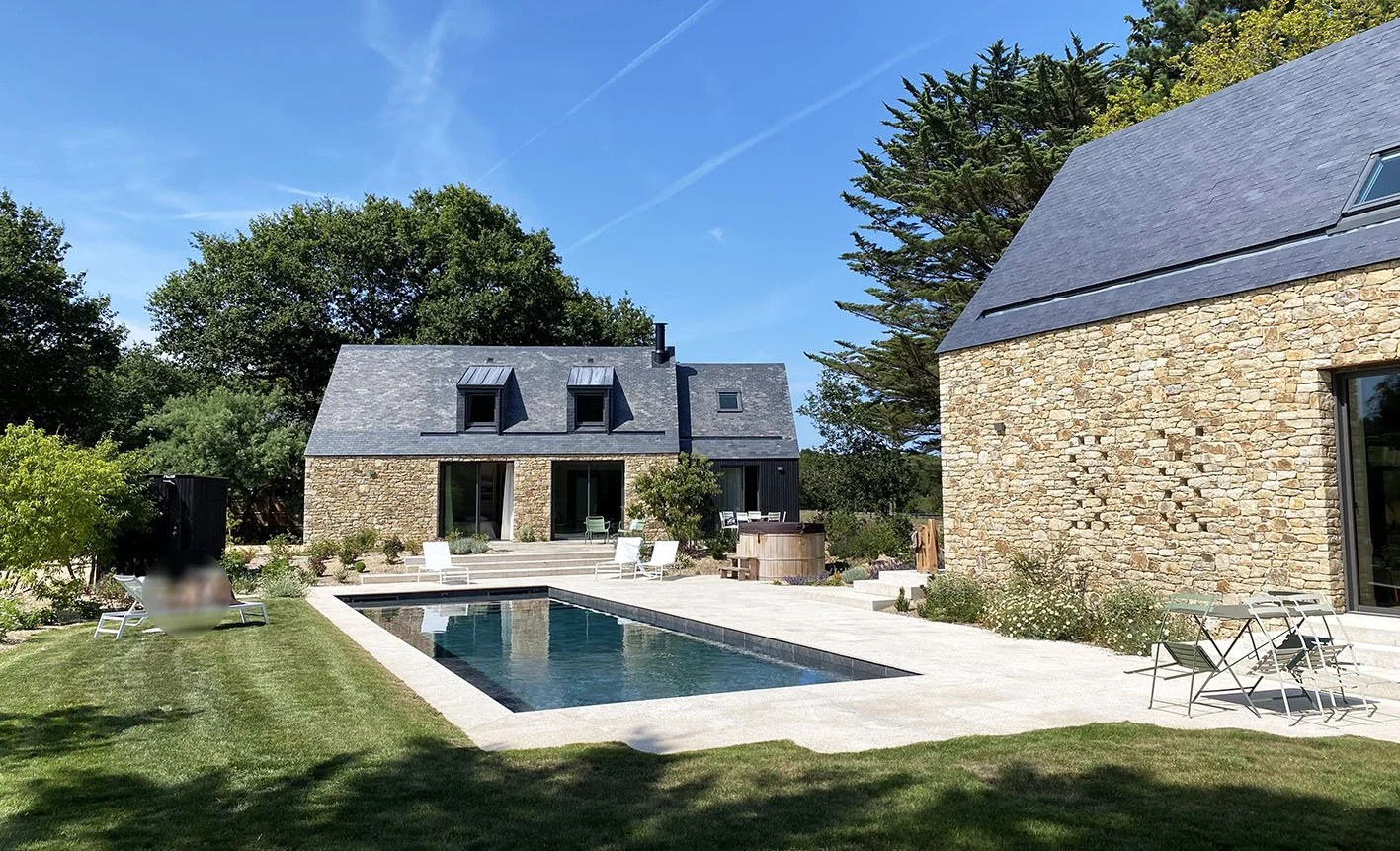 Jardin contemporain avec terrasse et piscine à La Trinité-sur-Mer dans le Morbihan