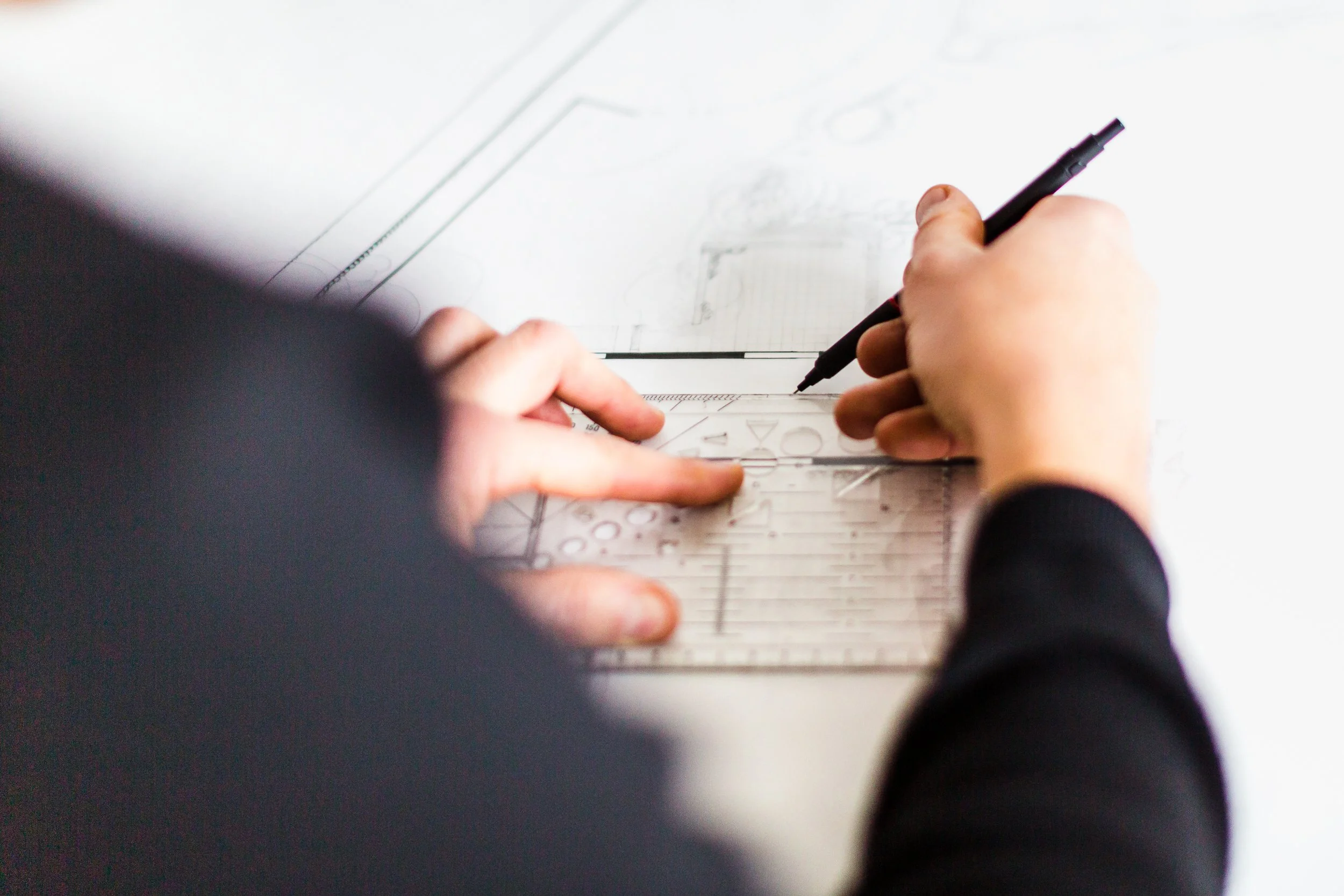 Pascal Callarec travaille sur un projet de jardin, plan phase avant projet