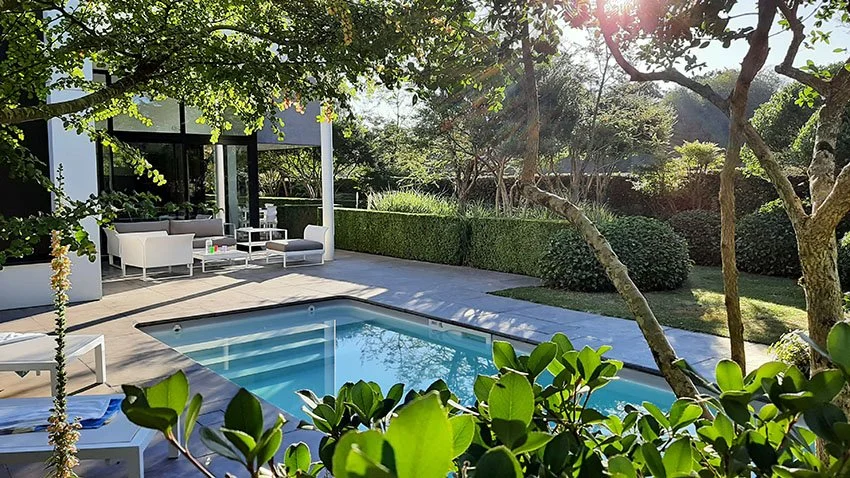 Petit jardin en ville avec piscine près de Rennes en Ille et Vilaine, conçu par un architecte paysagiste en Bretagne.