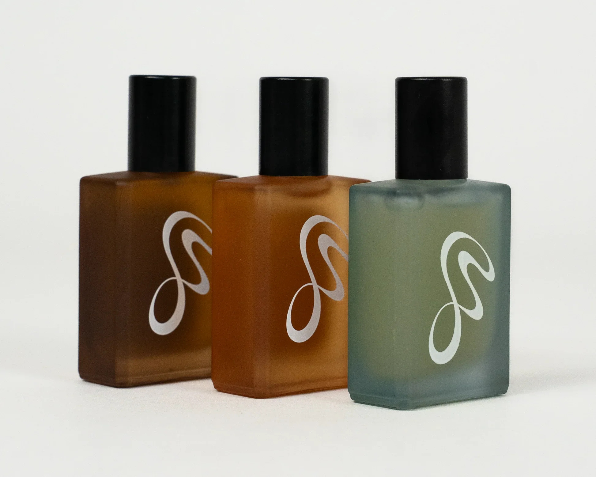 Natural Perfume vs. Synthetic Perfume: Understanding “Naturally Derived” and “Clean” Fragrance