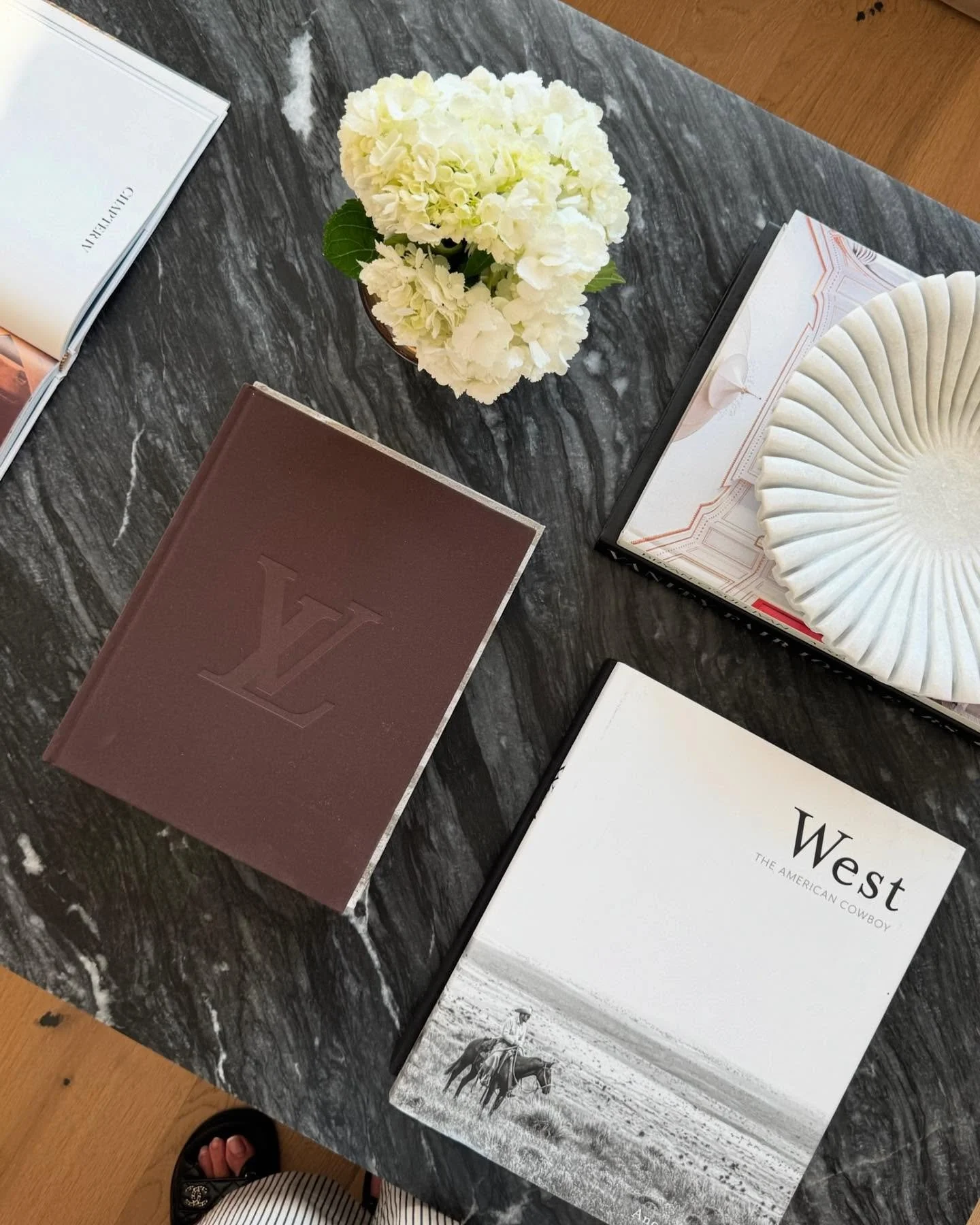 If you’re dreaming up the perfect coffee table look, this inspo is a must-save. π€