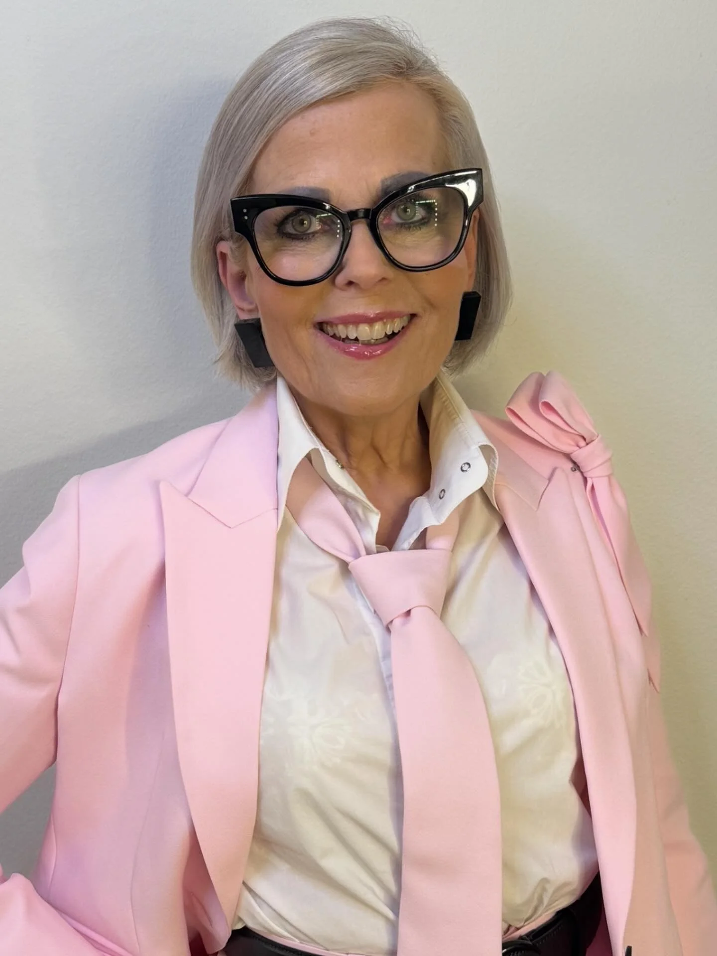 En ikonisk cat-eye brille fra Ilkjær giver Lene James et tidløst, men moderne udtryk. Den markante form indrammer ansigtet smukt og giver karakter. 
Et look til dig, der tør skille dig ud - med stil. 
Kom forbi Ilkjær p&ar