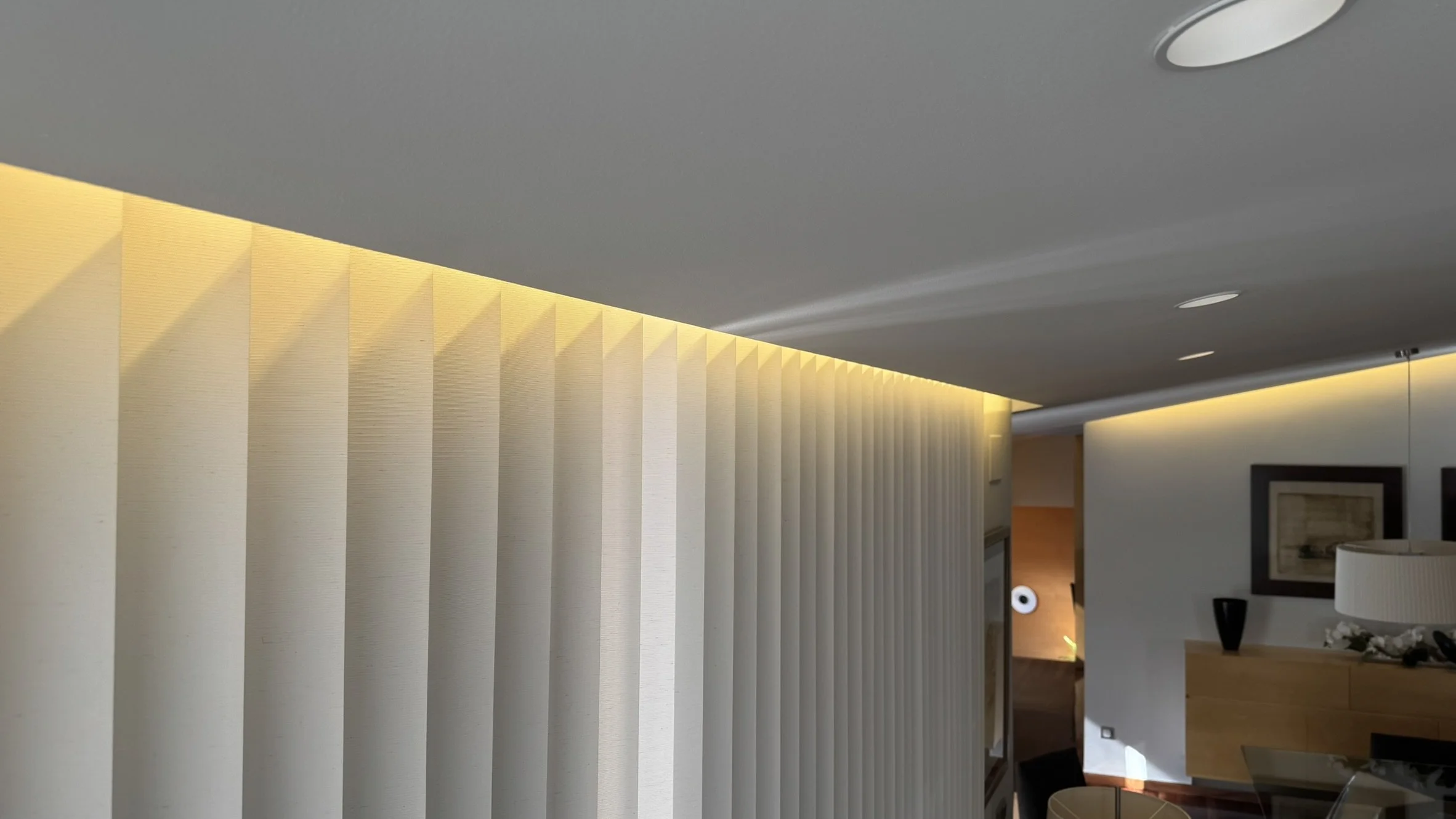 Iluminación LED indirecta controlada con domótica