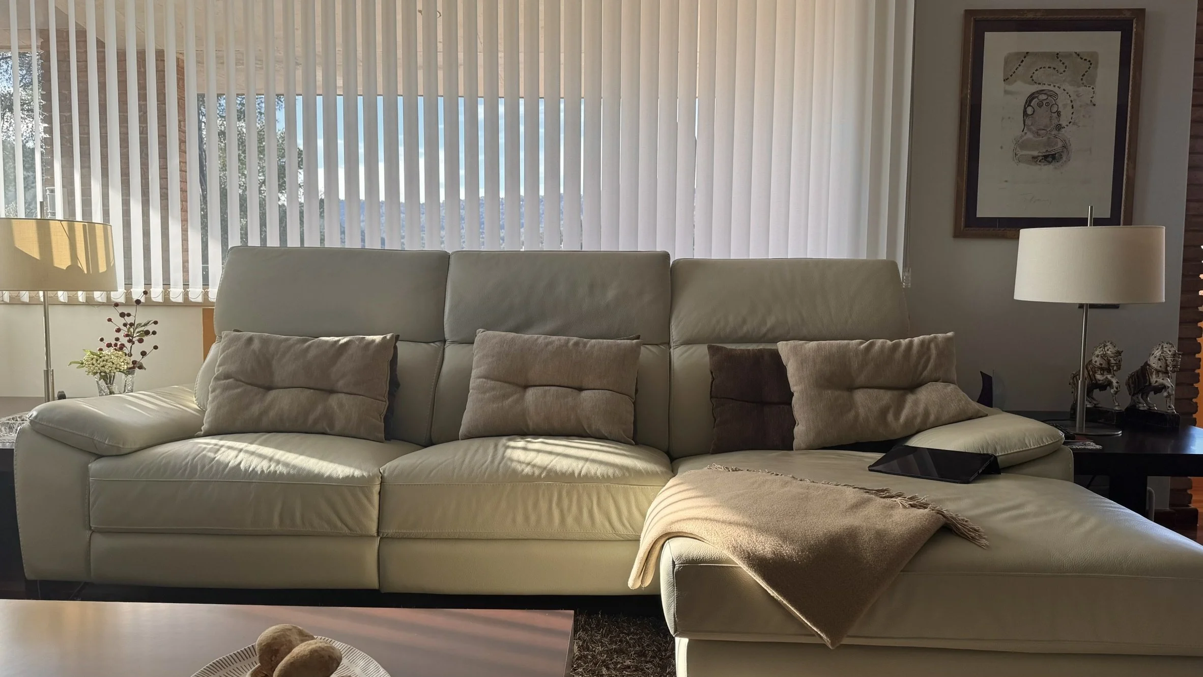 Salón con persianas y luces domotizadas en Barcelona