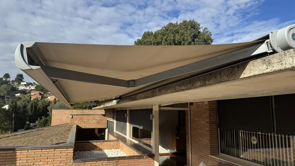 Toldo eléctrico automatizado según el viento