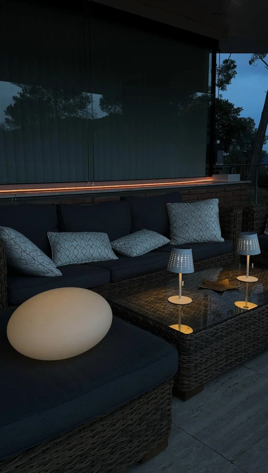 Zona chill out con iluminación ambiental domotizada