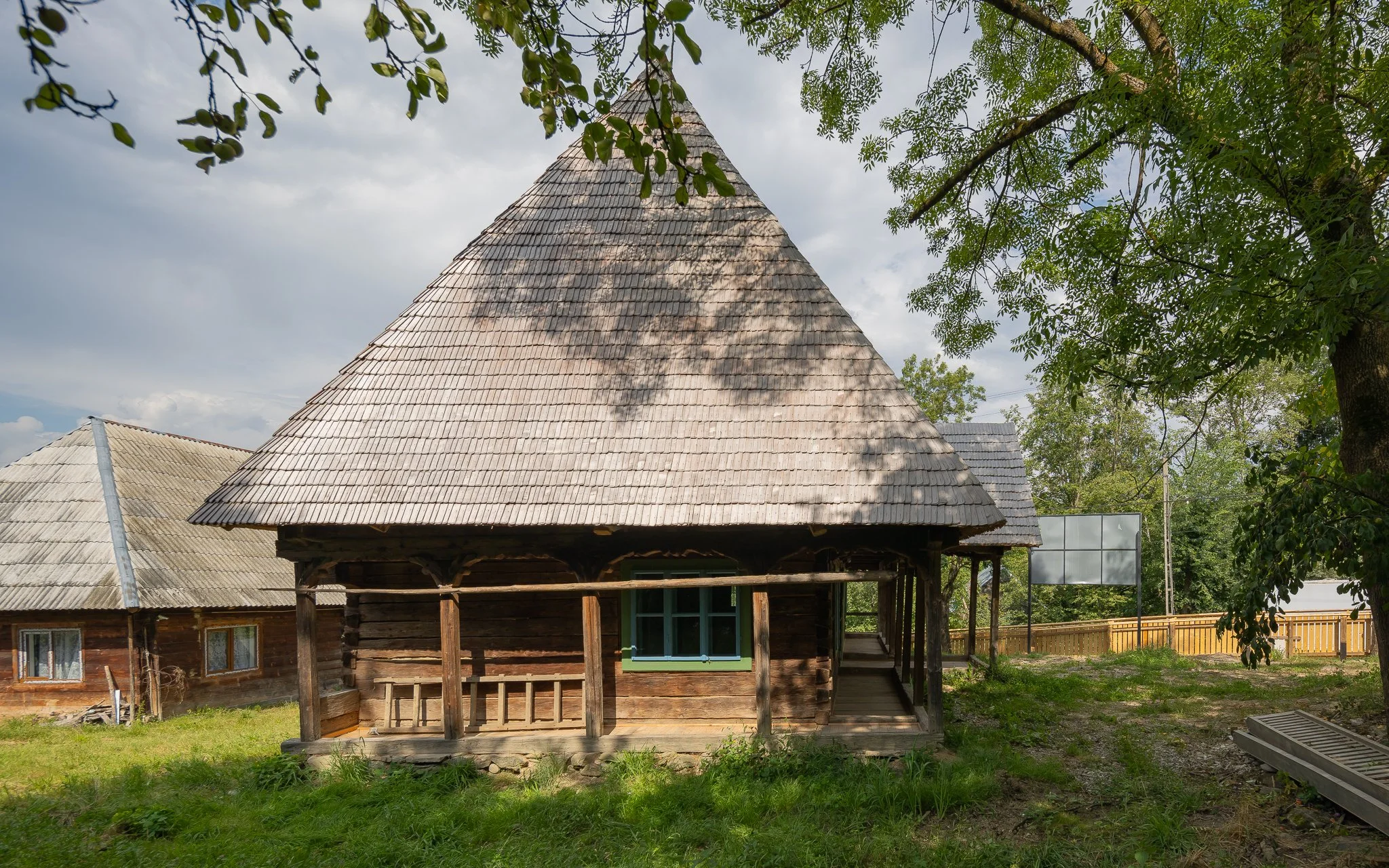 casă de lemn acoperită cu draniță din satul Breb Maramureș