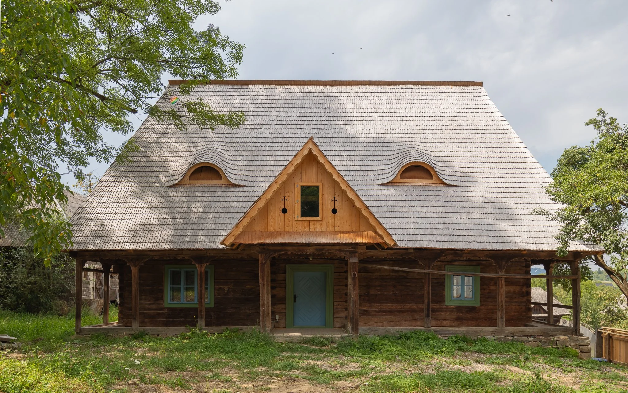 casă de lemn acoperită cu draniță din satul Breb Maramureș