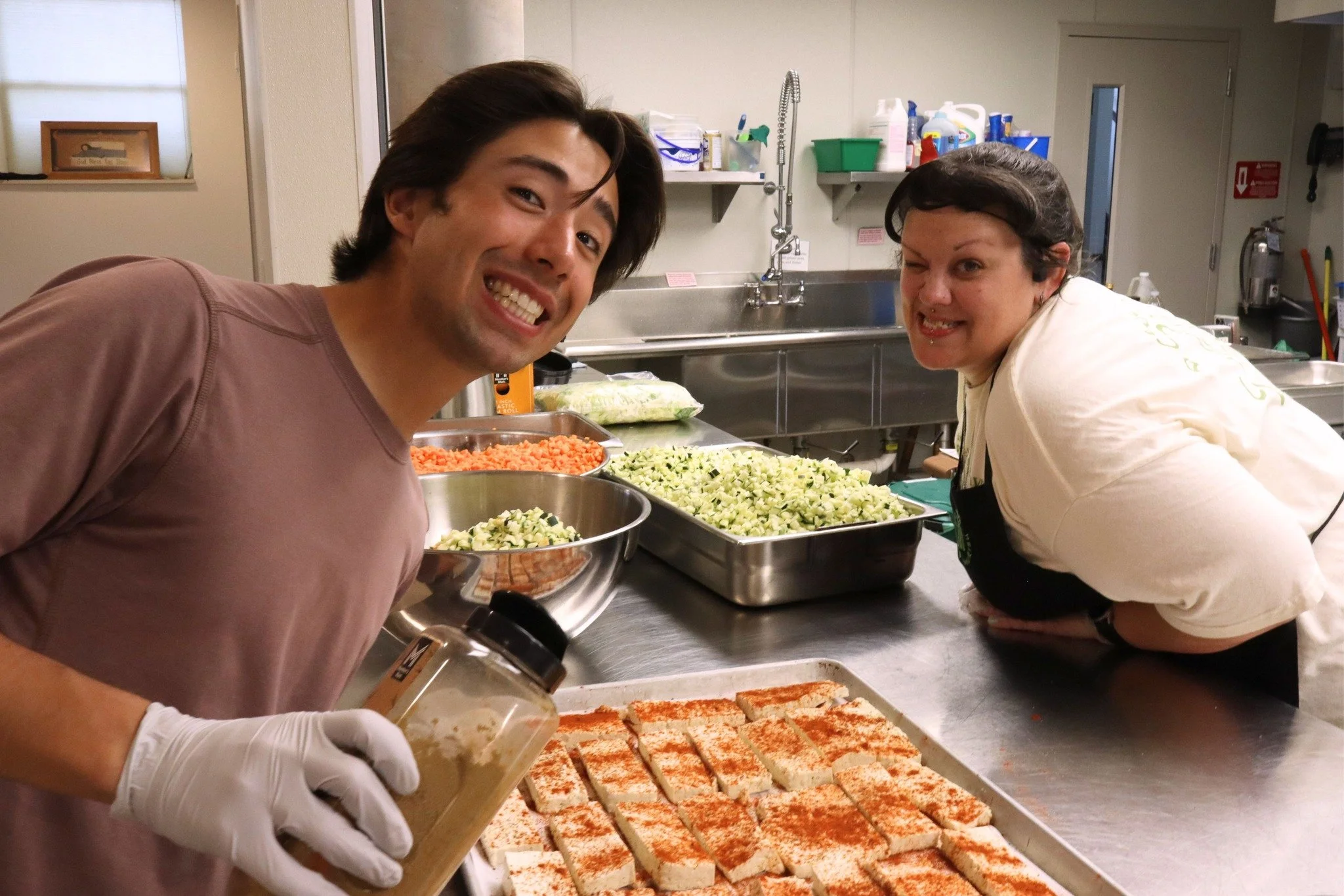 Even when the kitchen is at it's busiest, our volunteers are never too busy to pose for a photo. 📸💝