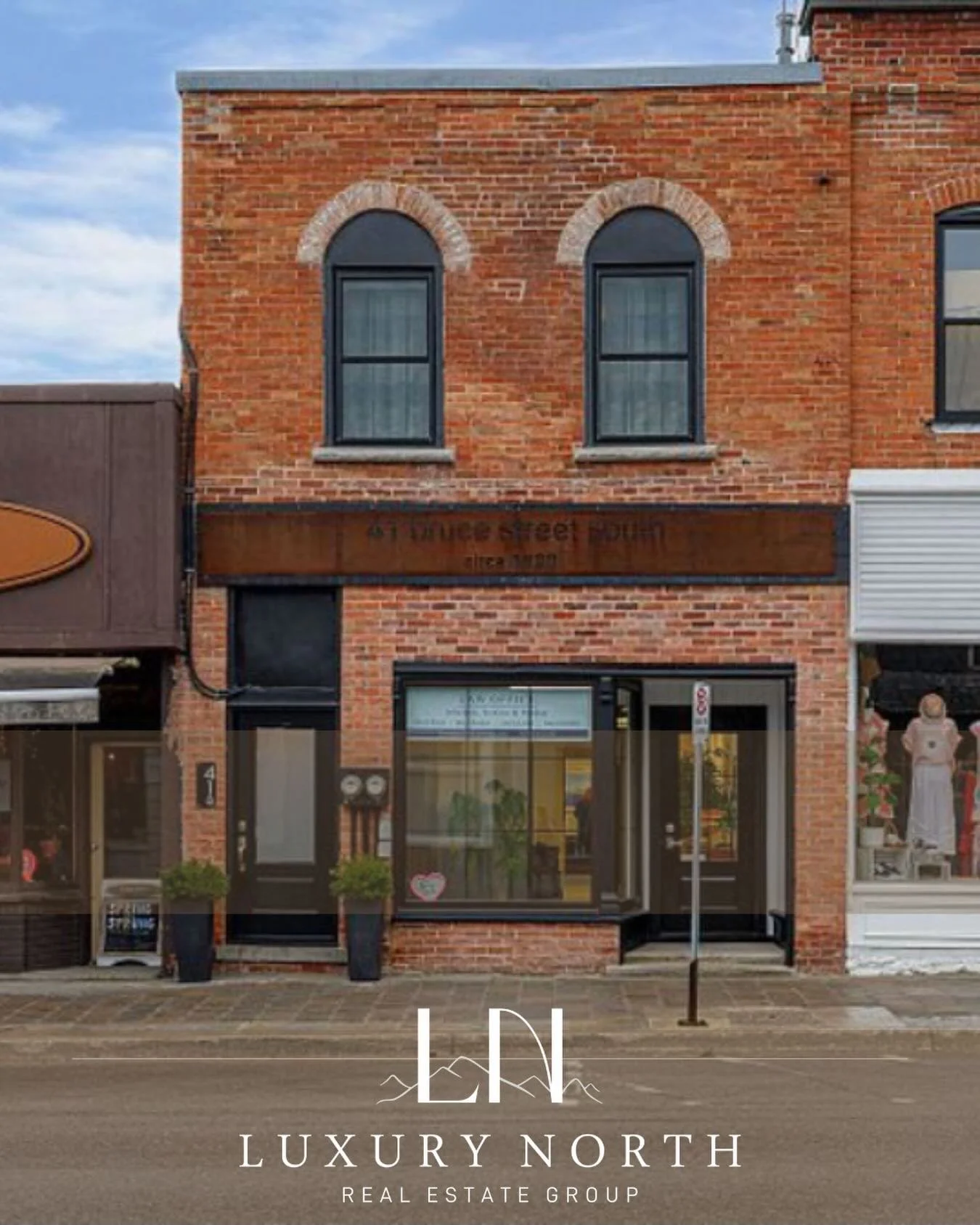 Downtown Thornbury, elevated.

A stylish, updated two bedroom apartment just steps to coffee, dining, boutique shopping, and the waterfront. Bright open concept living with skylight, chic kitchen with wine fridge, and a private rooftop terrace for su