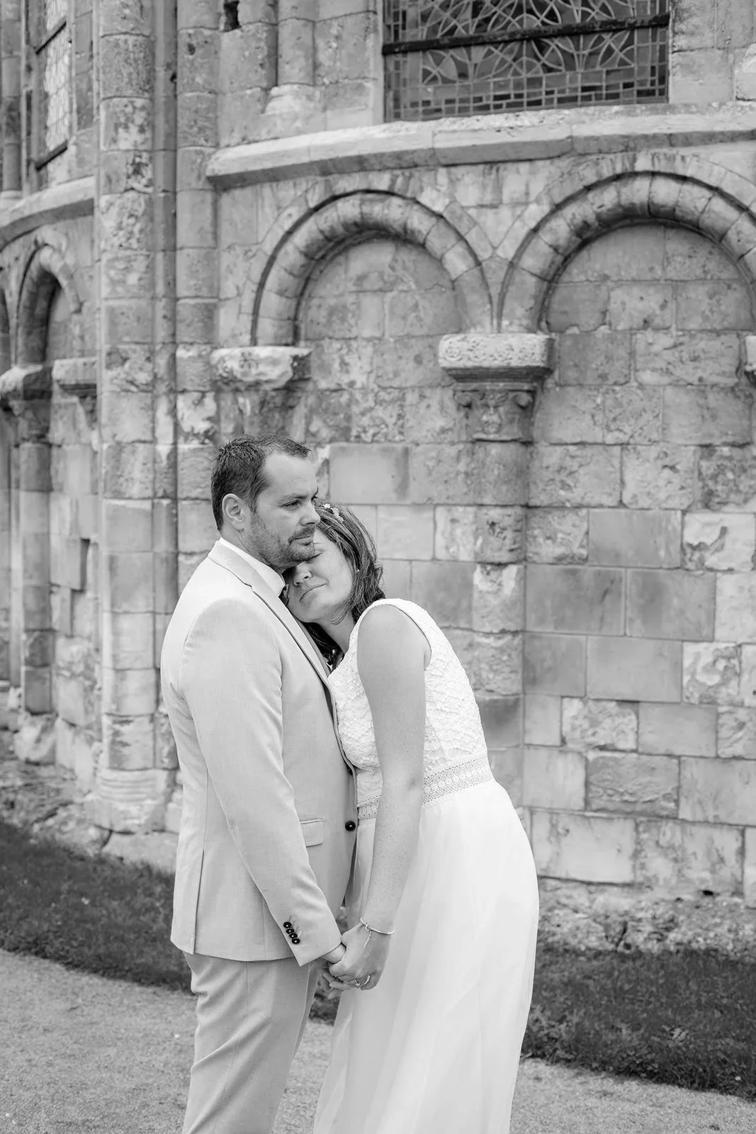 Mariage intime : notre séance photo, tête posée sur son torse, main dans la main