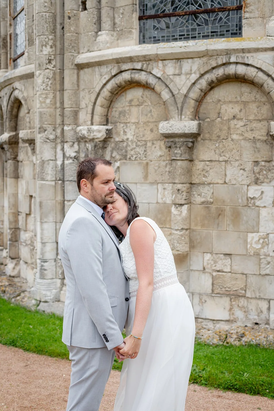 Mariage intime : notre séance photo, tête posée sur son torse, main dans la main
