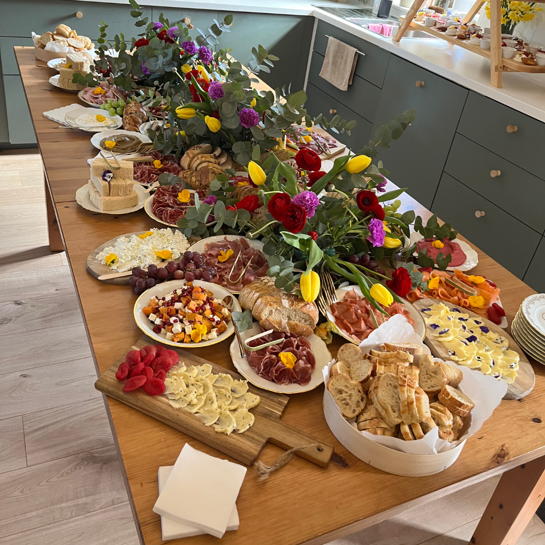 Buffet de mariage avec décoration florale