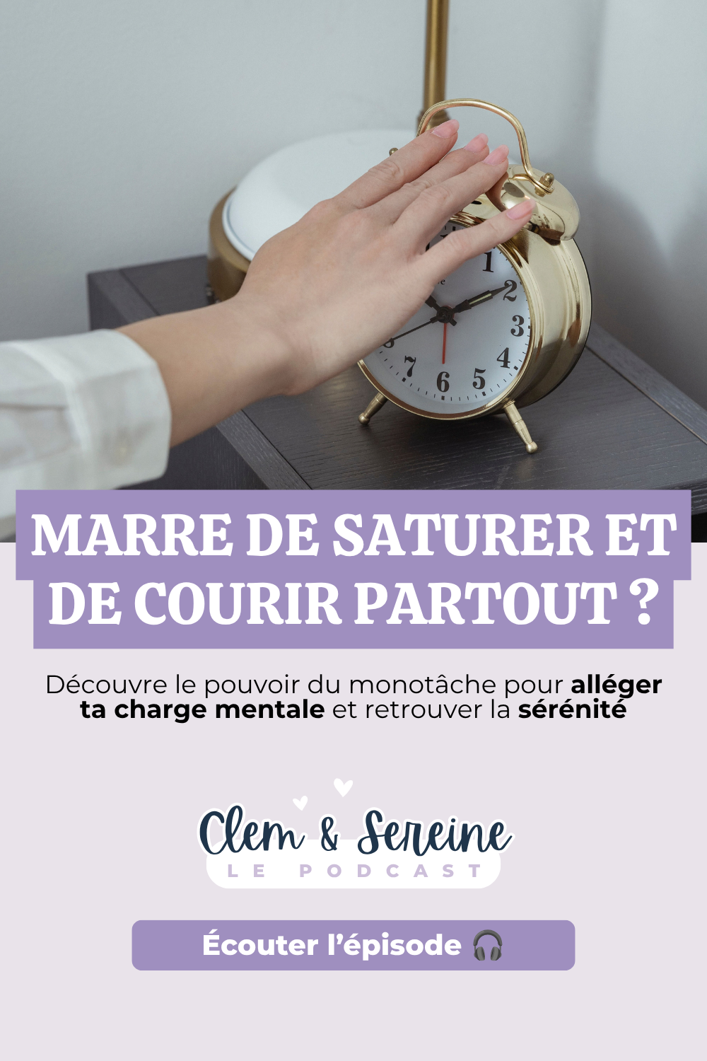Visuel Pinterest illustrant la charge mentale avec une main appuyant sur un réveil, sur fond parme, invitant à découvrir le monotâche.