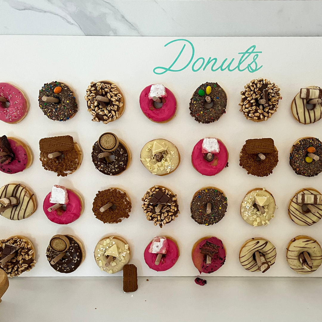 Mur à donuts pour un buffet de mariage