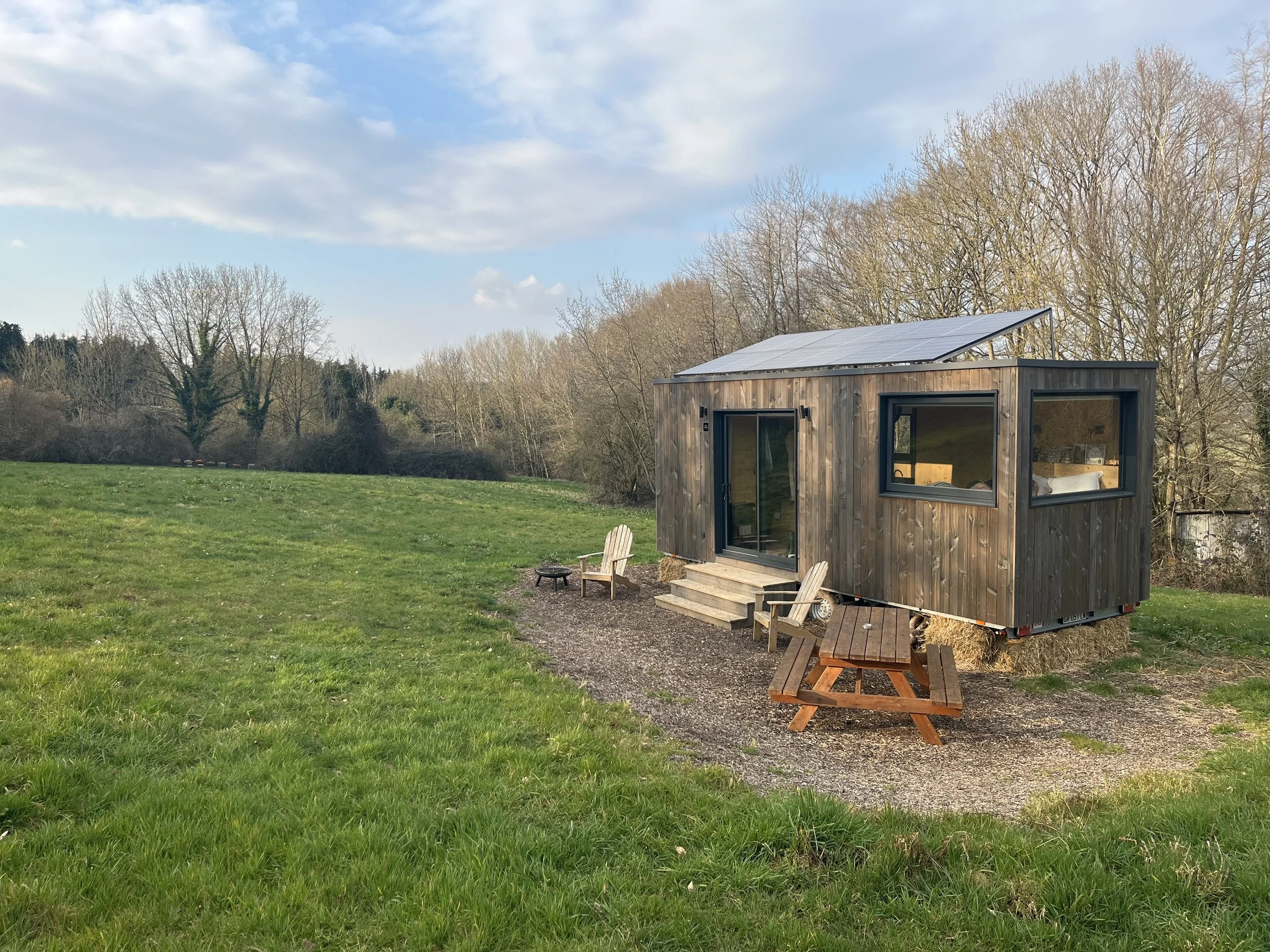 Tiny house en bois entourée de nature