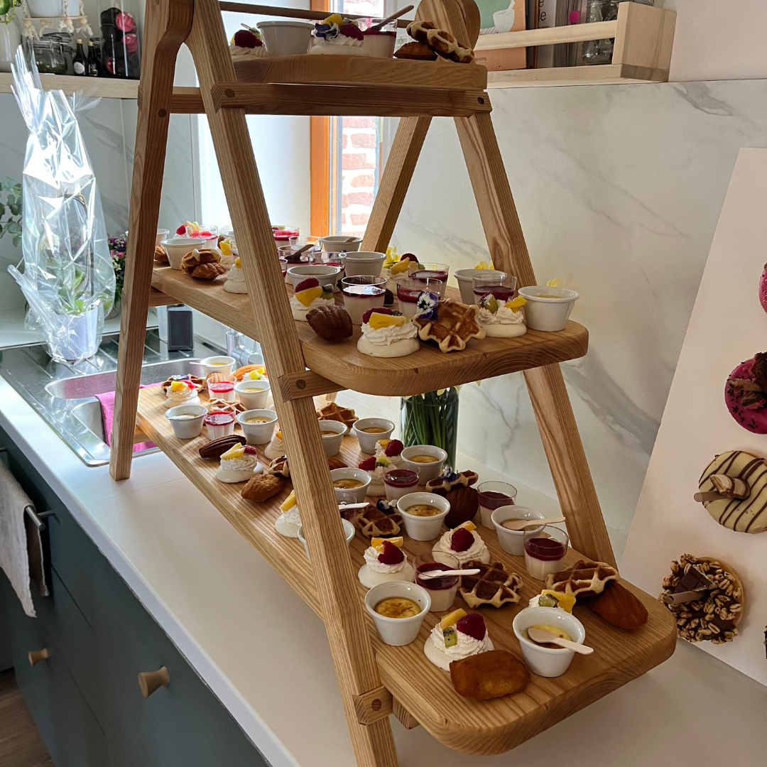 Buffet de desserts de mariage sur présentoir en bois