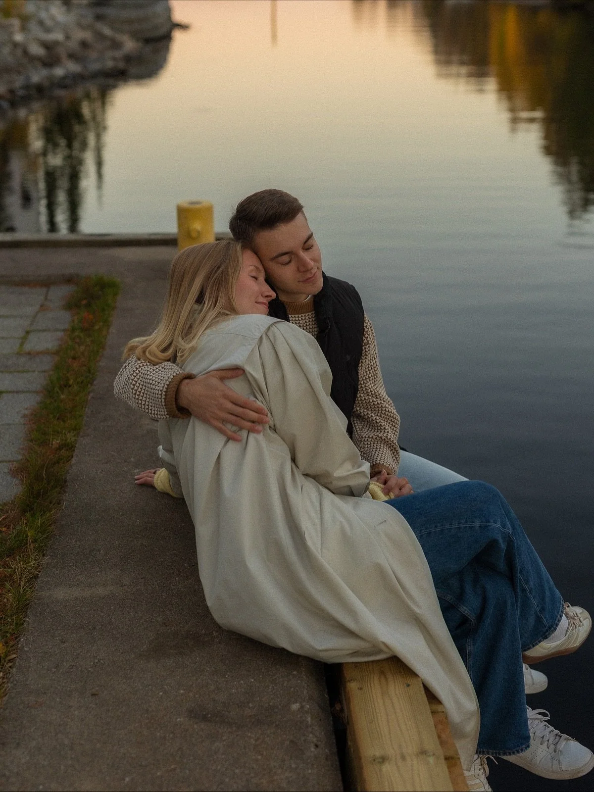 Onneks halit katulamppujen alla l&auml;mmitt&auml;&auml; viileess&auml; syksyisess&auml; illassa🥹🍂🫶
.
.
.
.
.
.
.
#valokuvaajatsuomi #valokuvaajakuopio #valokuvauskuopio #parikuvaus #pariskuntakuvaus #perhekuvaus #valokuvaajanaiset #potrettikuvaus