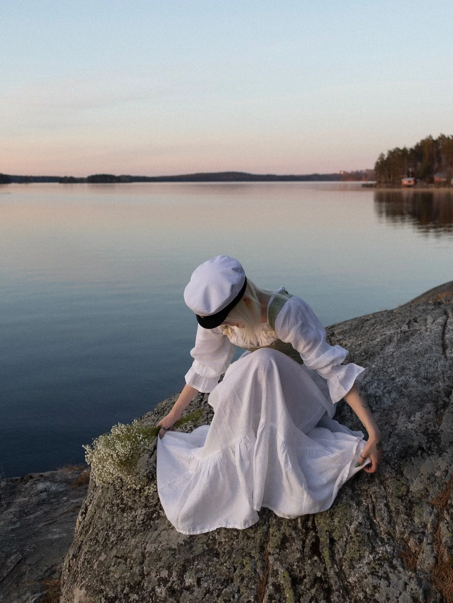 Toukokuun vikalle viikolle olis viel&auml; yksi aika valmistujaiskuvaukseen🥰 Kes&auml;kuussakin mielell&auml;&auml;n n&auml;it&auml; kuvaan! Laita viesti&auml; niin jutellaan lis&auml;&auml;💕