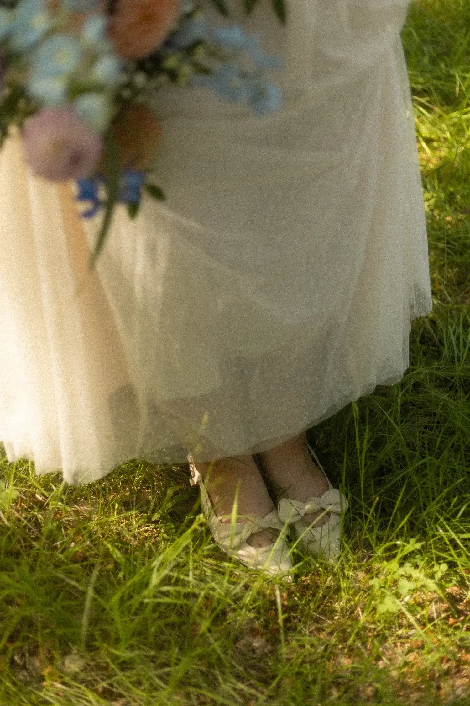 Dokumentaarinen hääkuvaus: jalat vihreällä nurmikolla