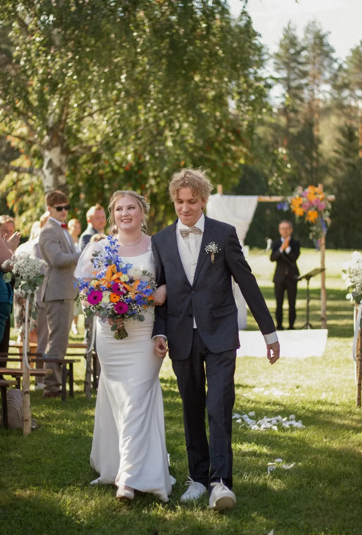 Hääpari kävelee yhdessä vihkimisen jälkeen.