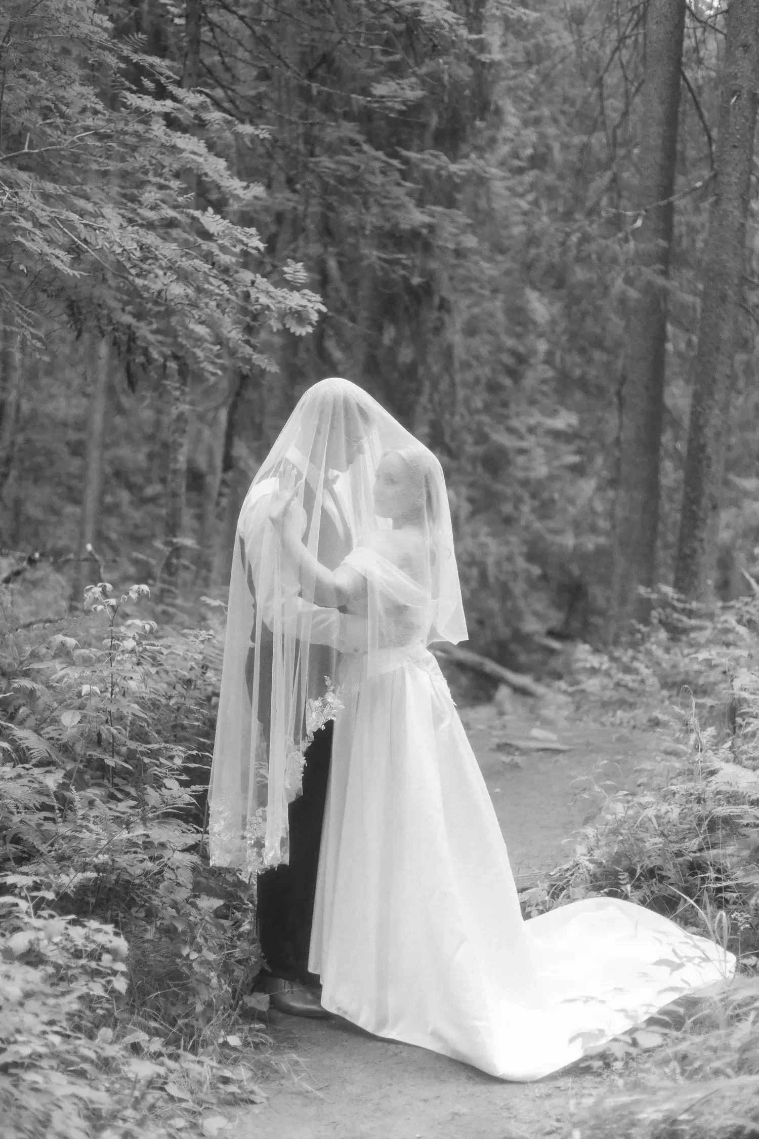 Hääpotretti metsämaisemassa