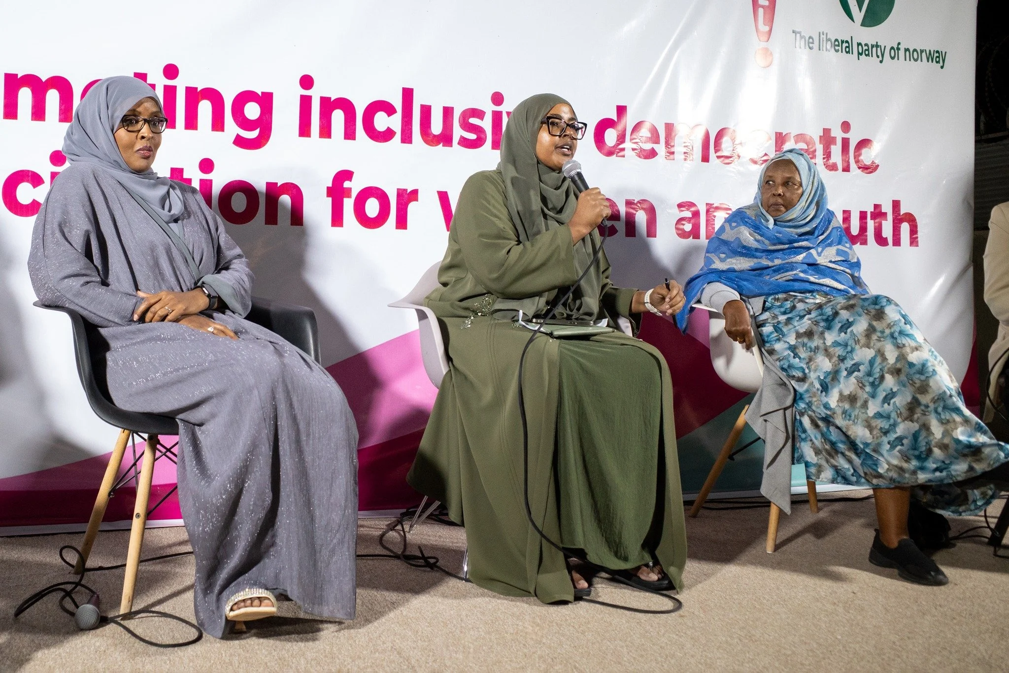 Mashruuca WOMPOL oo ay iska kaashanayaan ururka YEEL iyo xisbiga The liberal party of Norway ayaa magaalada Hargeisa ku soo bandhigay dood ku saabsan caqabadaha ka hortaagan haweenka iyo dhalinyarada ka qayqaadashada siyaasada. Dooda waxaa kasoo qayb